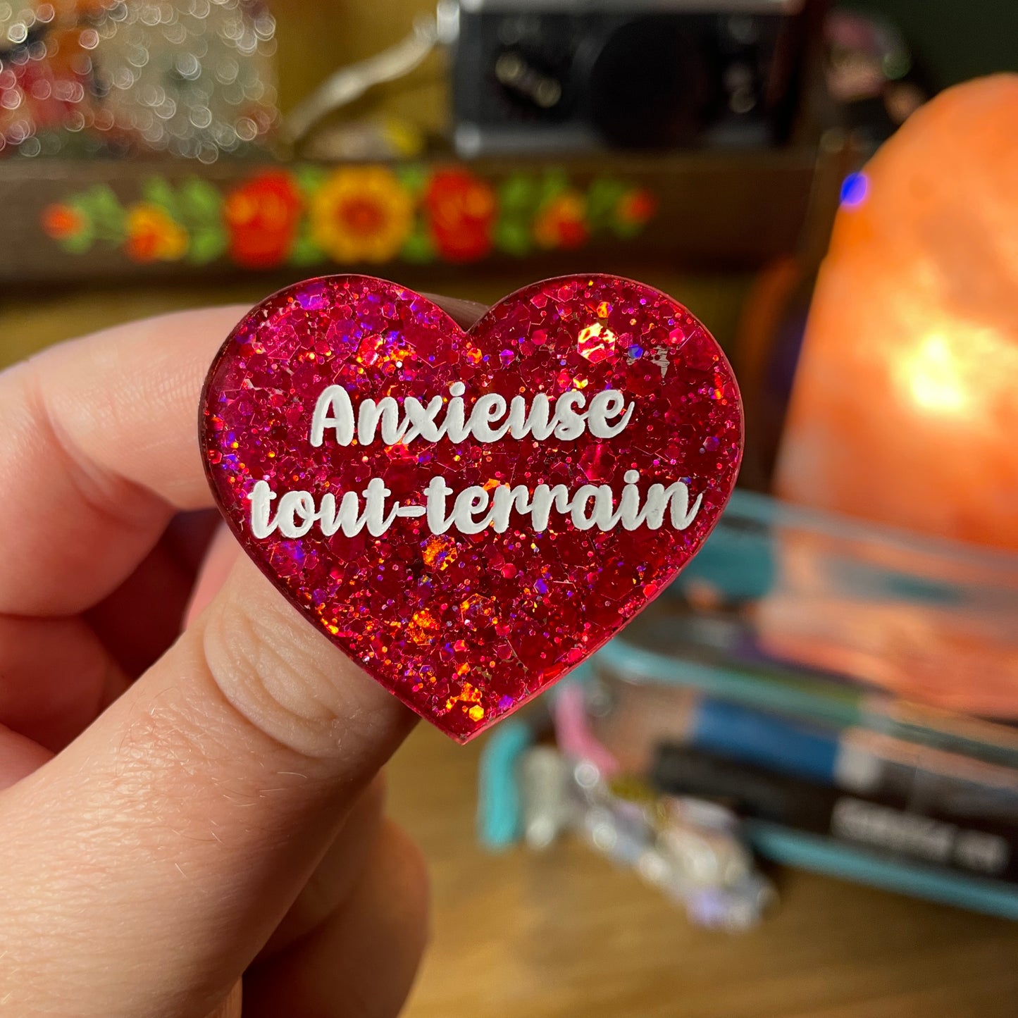 Broche "Anxieuse tout-terrain" en acrylique semi transparente à paillettes rouges