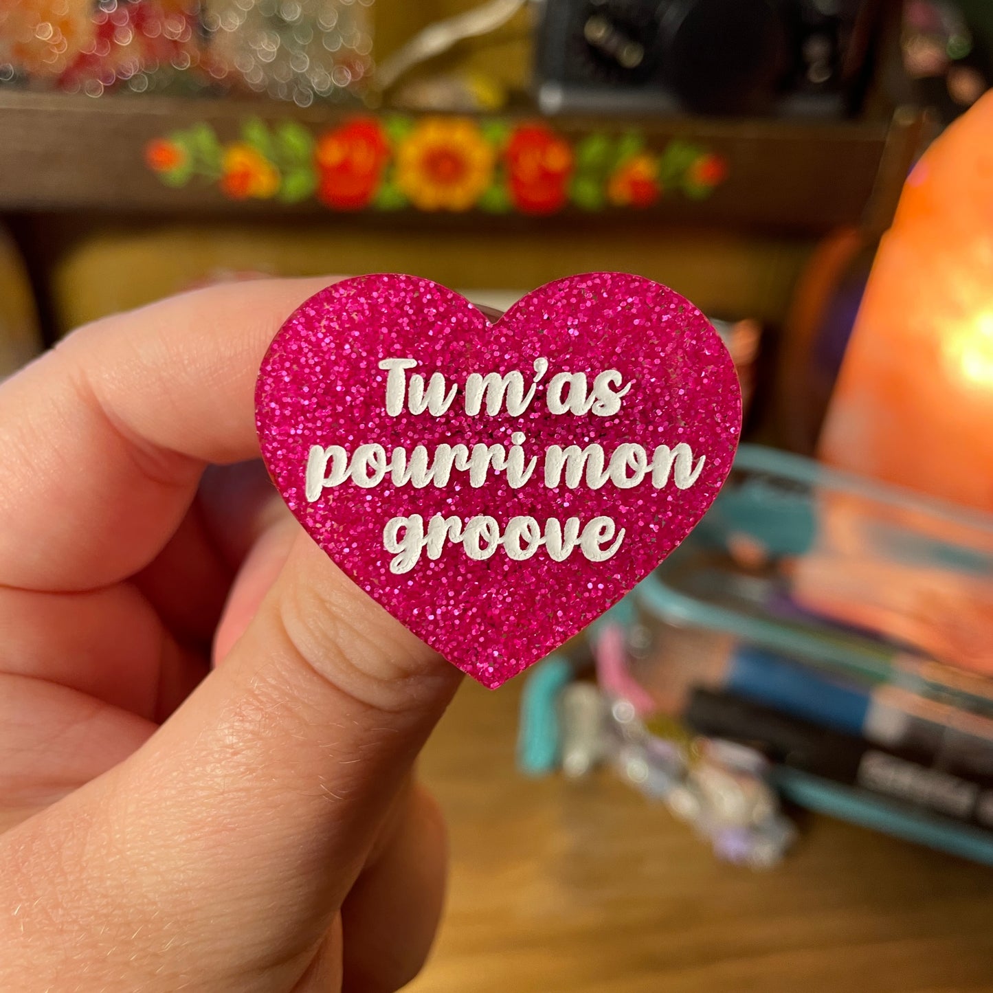 Broche "Tu m'as pourri mon groove" en acrylique à paillettes roses