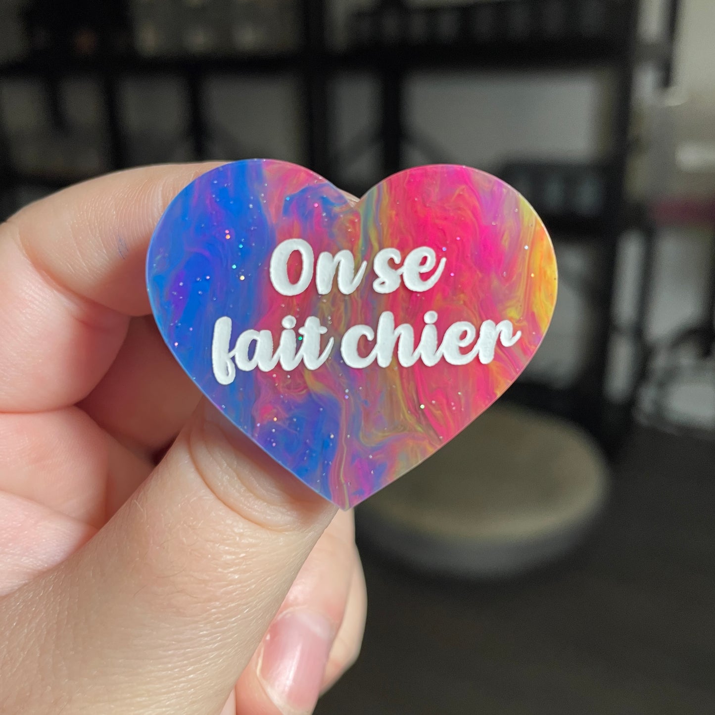 Broche "On se fait chier" en acrylique semi transparente marbrée multicolore