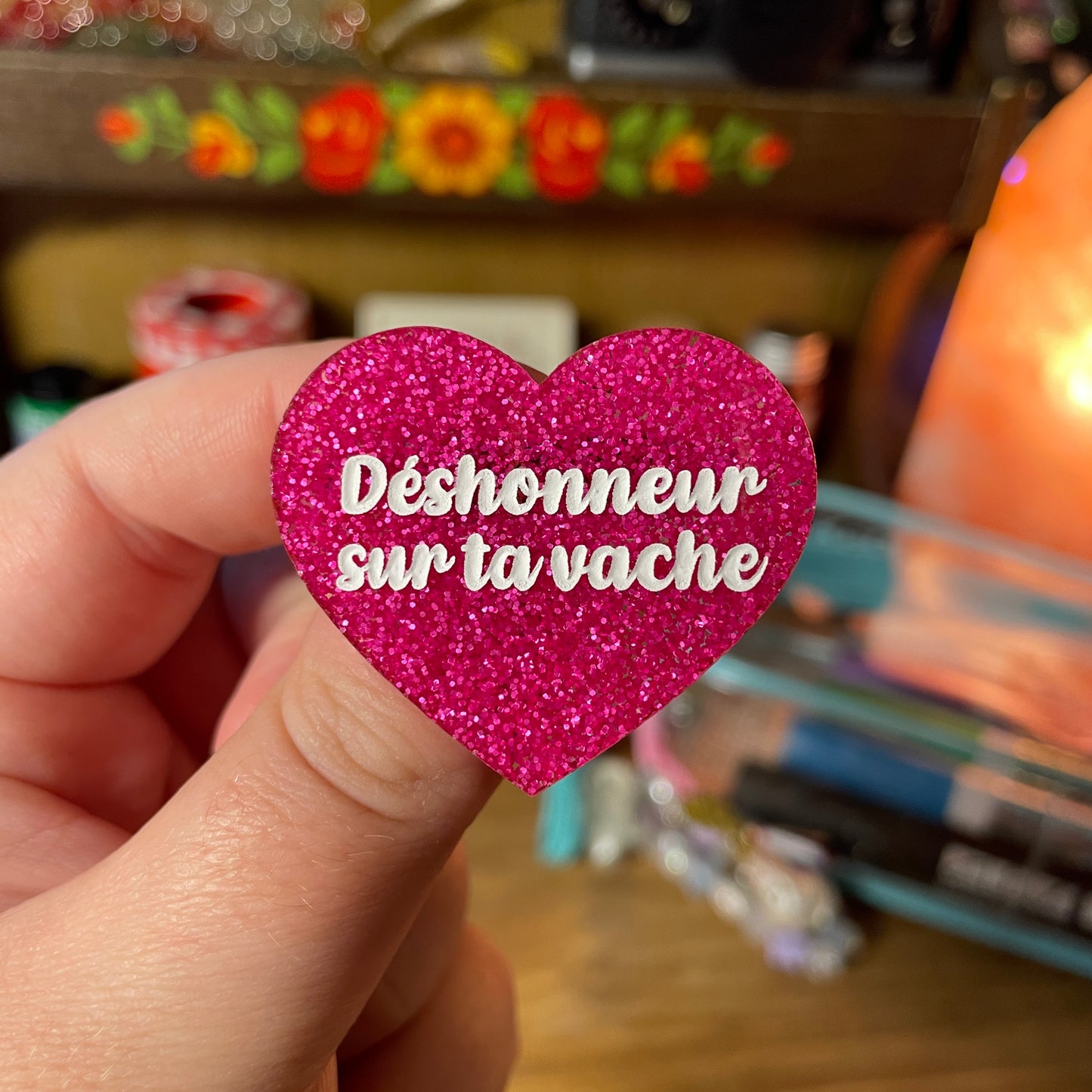 Broche "Déshonneur sur ta vache" en acrylique à paillettes roses