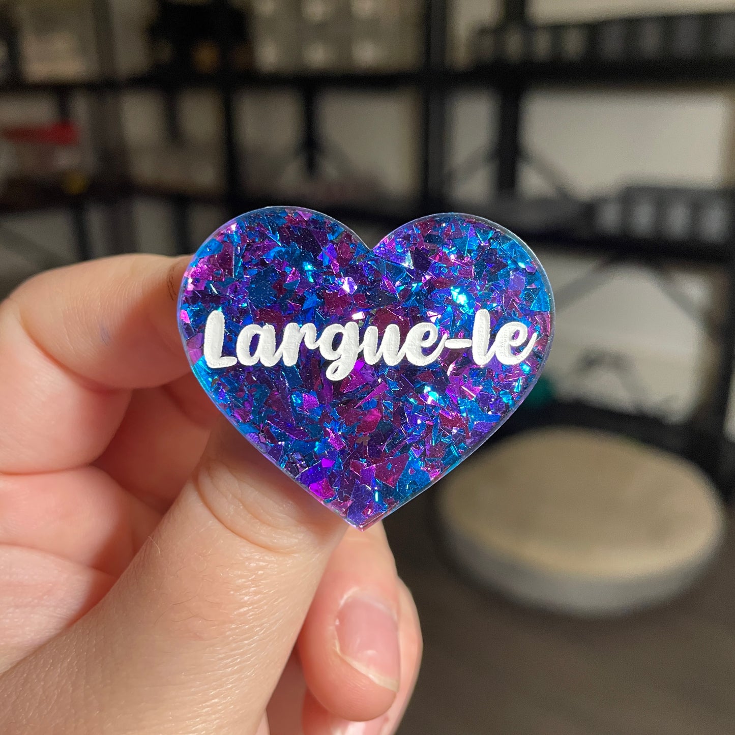 Broche "Largue-le" en acrylique transparente avec des confettis bleus et violets