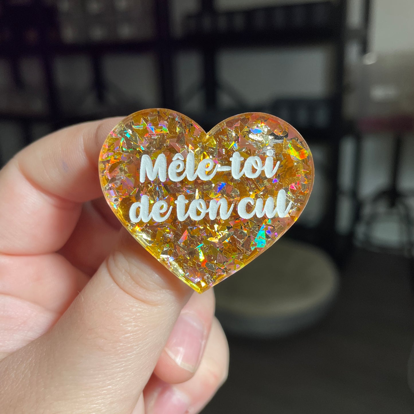 Broche "Mêle-toi de ton cul" en acrylique transparente avec des confettis jaunes