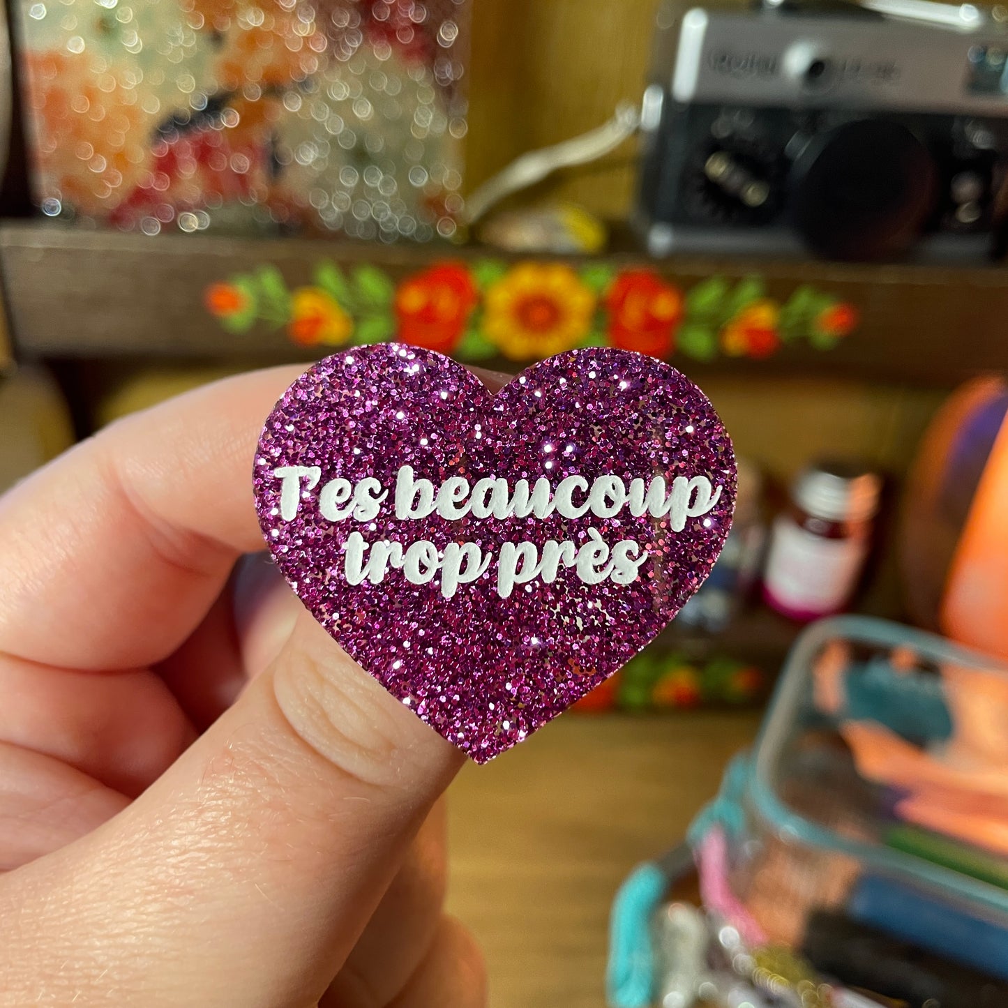 Broche "T'es beaucoup trop près" en acrylique à paillettes violettes