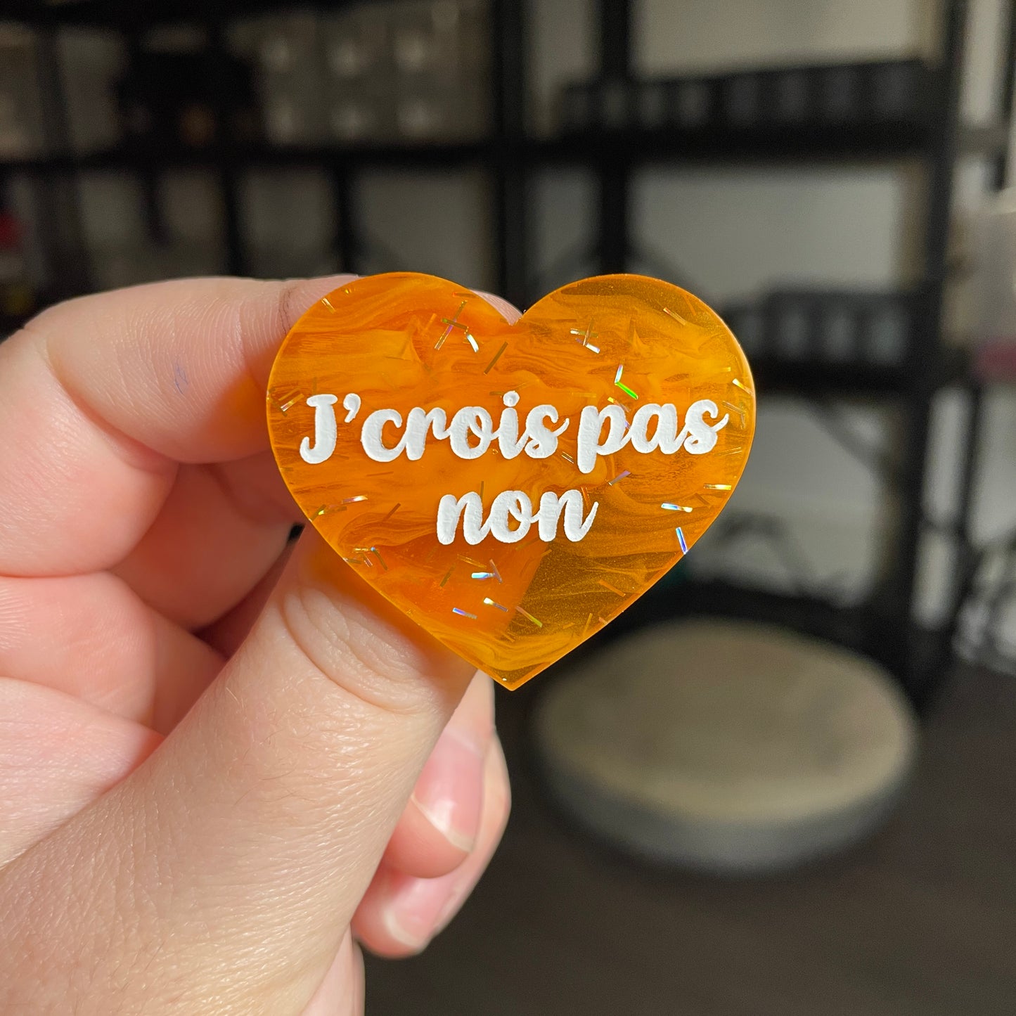 Broche "J'crois pas non" en acrylique japonaise semi transparente orange avec des confettis