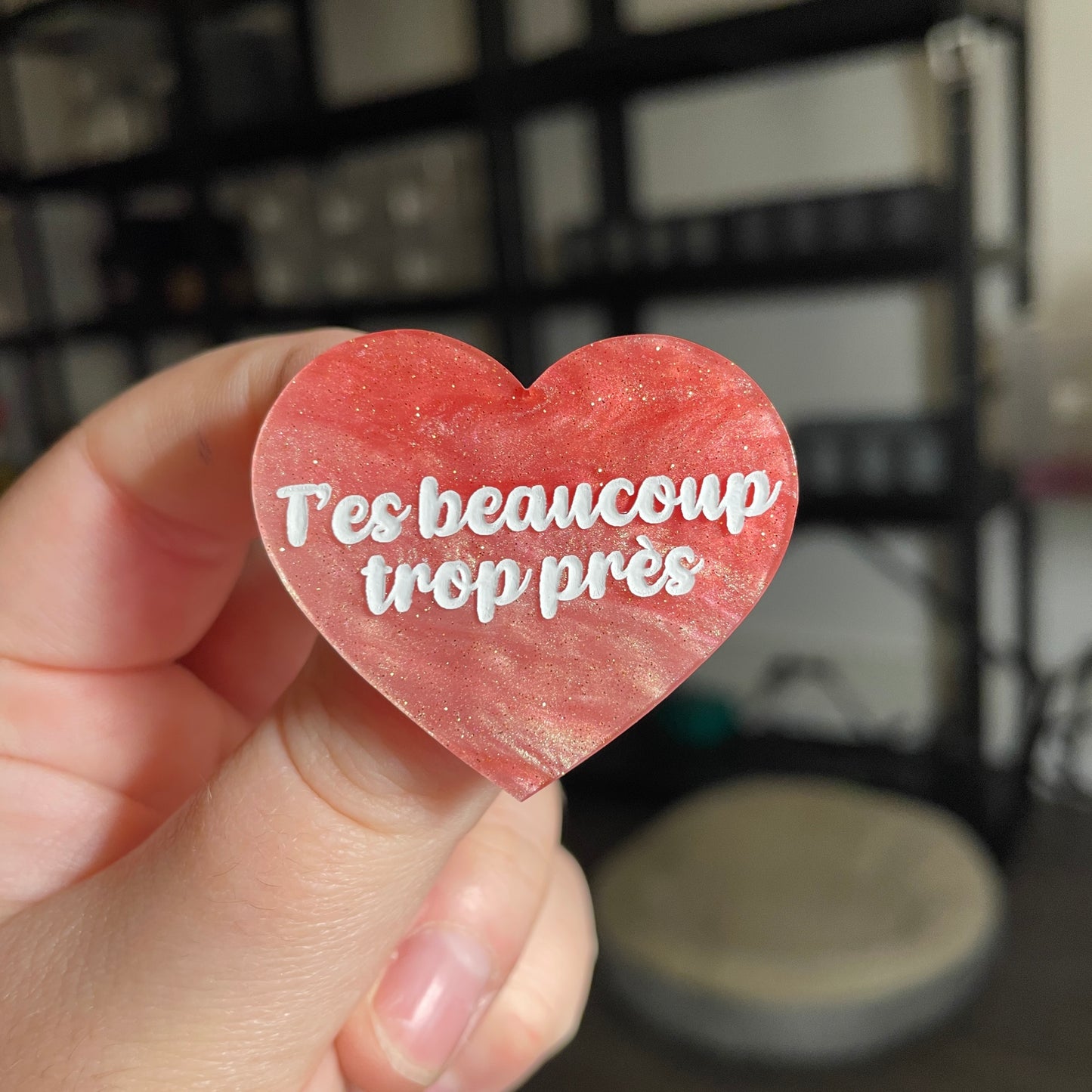 Broche "T'es beaucoup trop près" en acrylique marbrée rose à paillettes
