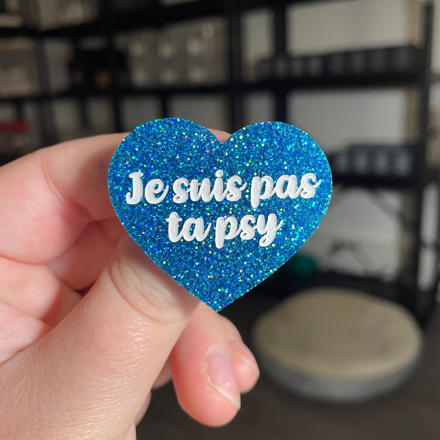 Broche "Je suis pas ta psy" en acrylique à paillettes bleues