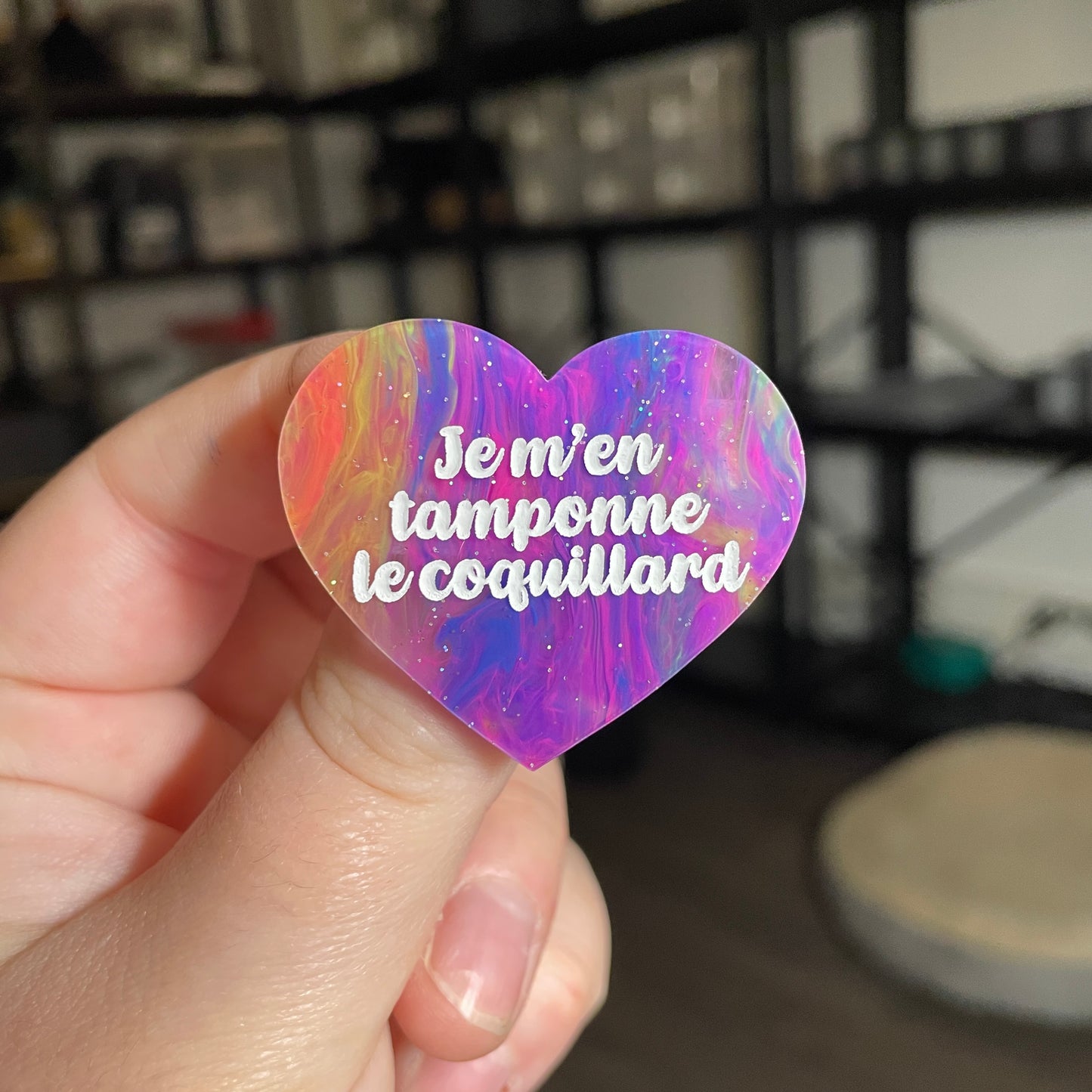 Broche "Je m'en tamponne le coquillard" en acrylique semi transparente marbrée multicolore