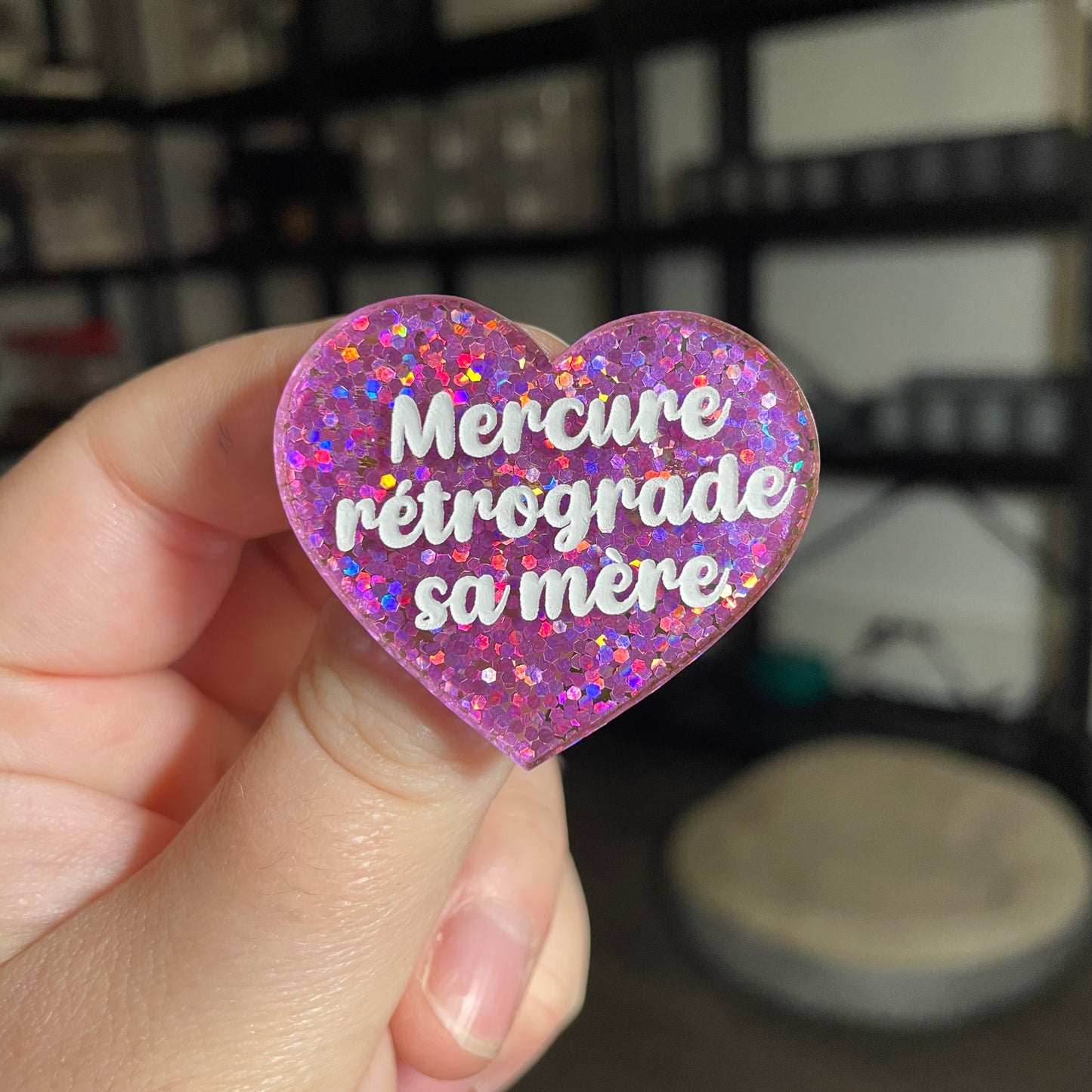 Broche "Mercure rétrograde sa mère" en acrylique à paillettes violettes