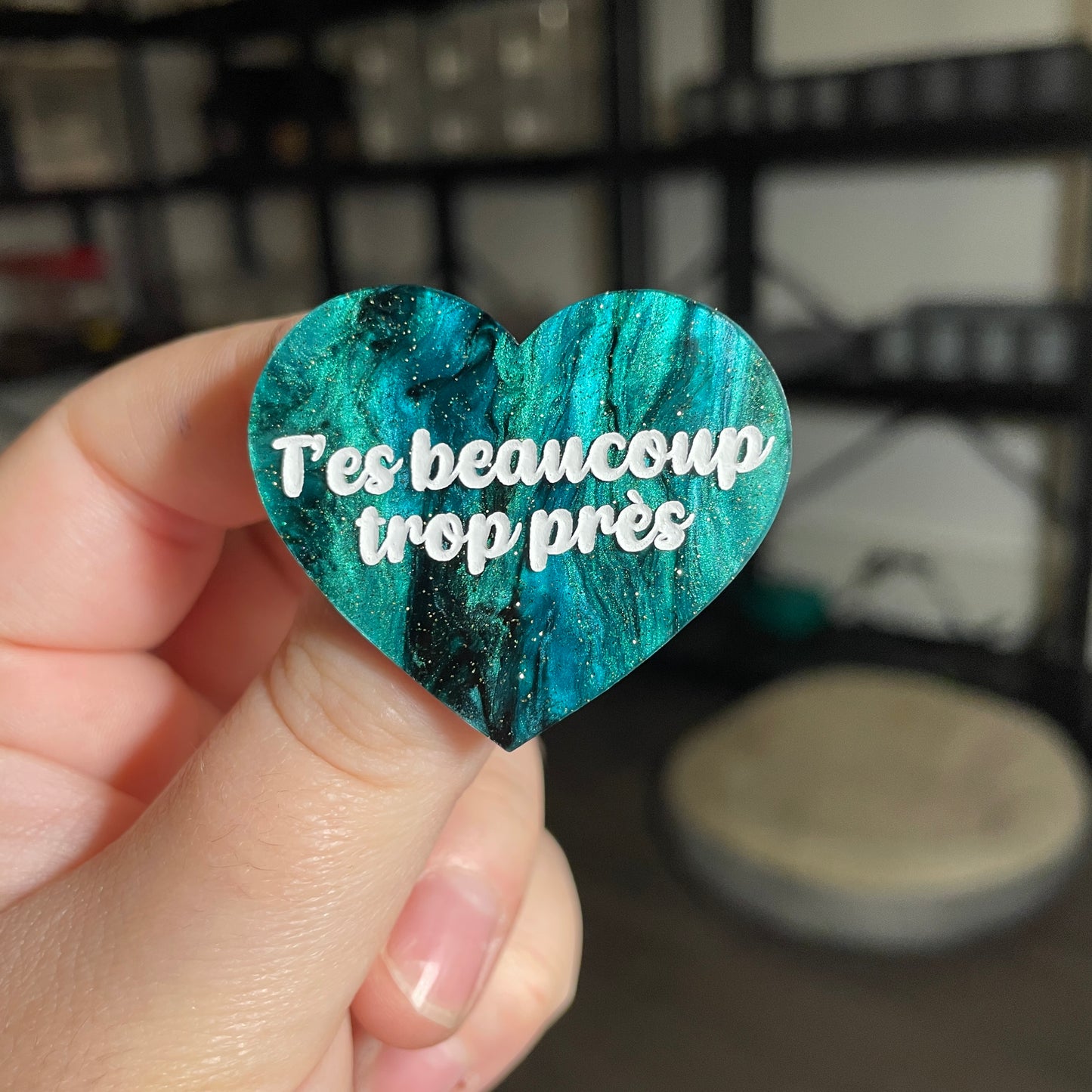 Broche "T'es beaucoup trop près" en acrylique marbrée verte et noire à paillettes
