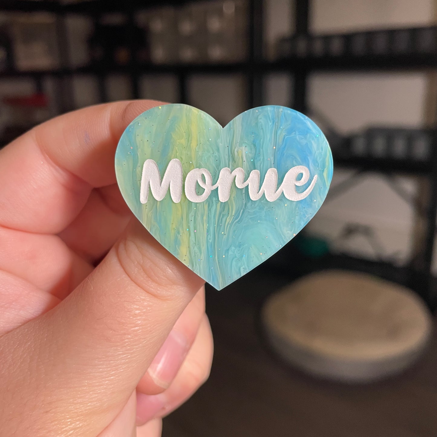 Broche "Morue" en acrylique marbrée bleue et jaune