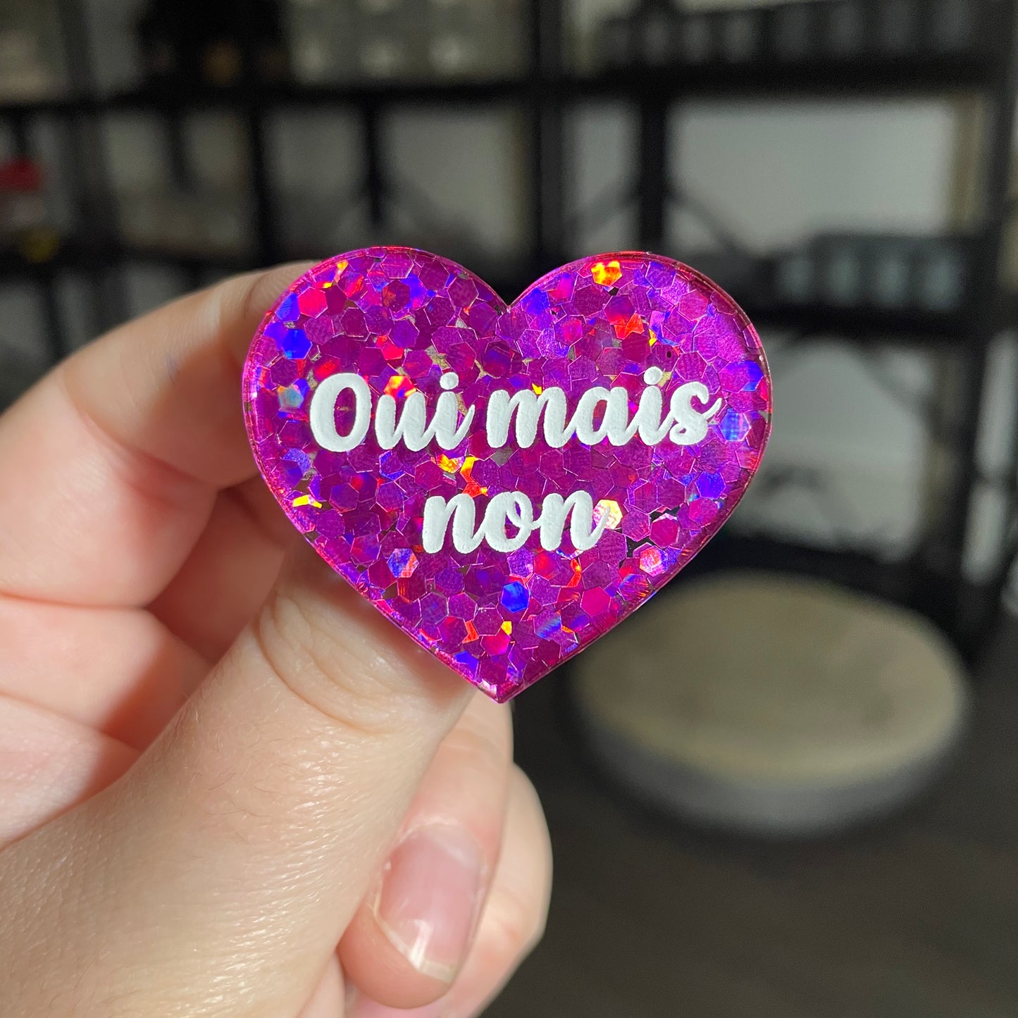 Broche "Oui mais non" en acrylique semi transparente avec des confettis fuchsia