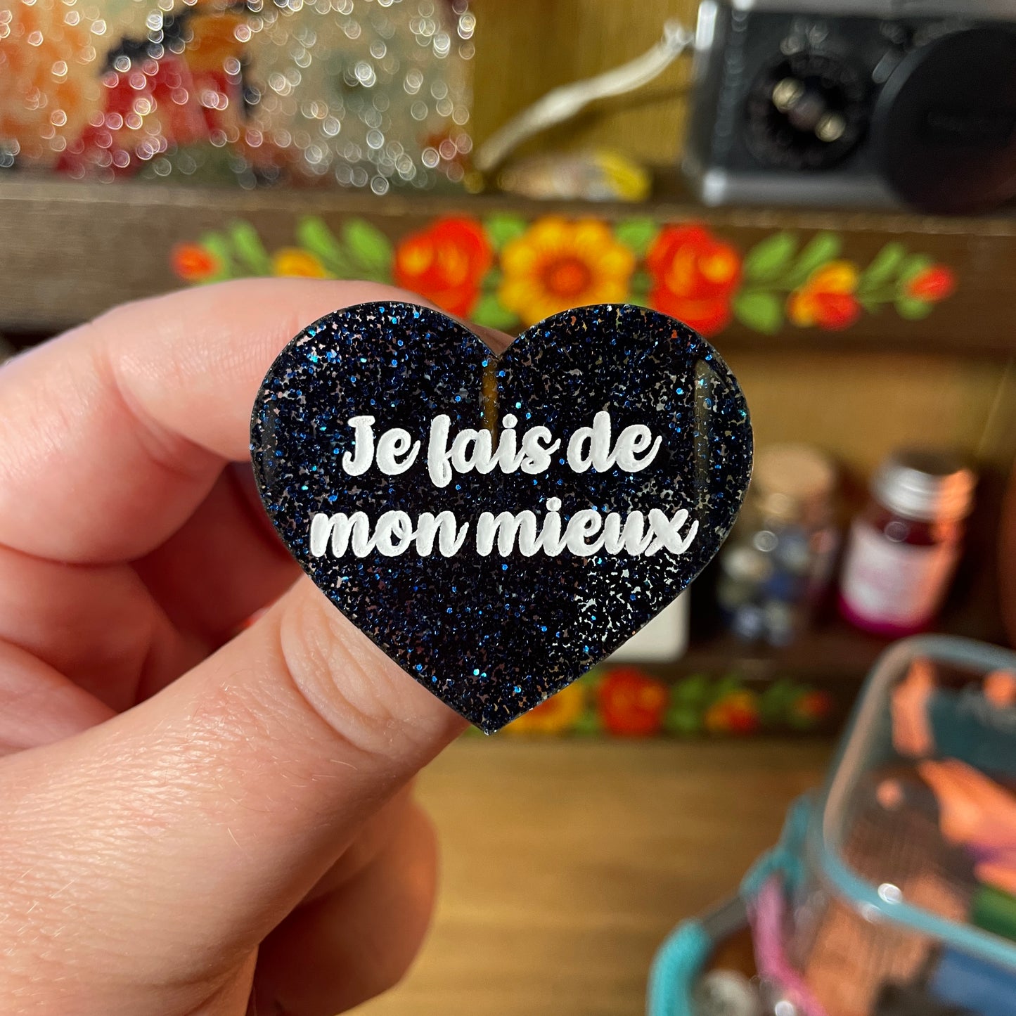 Broche "Je fais de mon mieux" en acrylique à paillettes bleues foncées