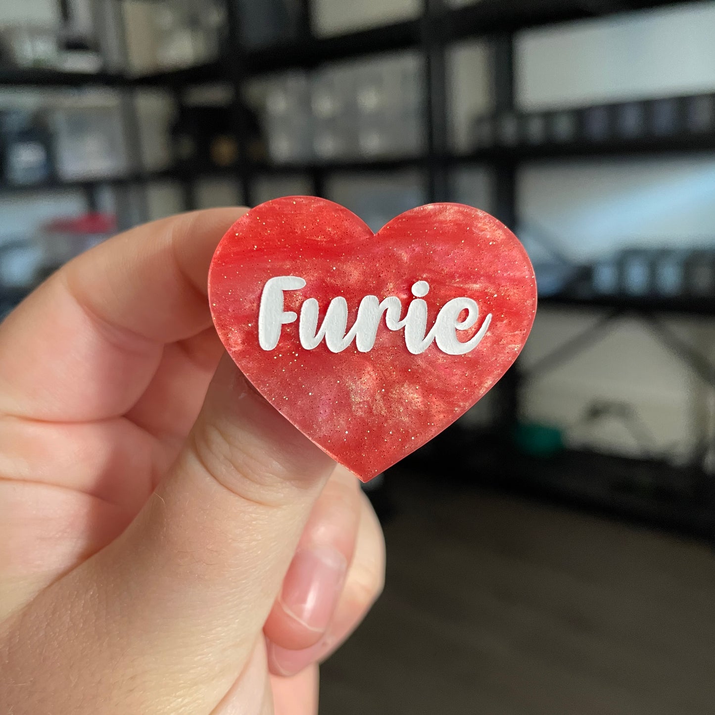 Broche "Furie" en acrylique marbrée rose à paillettes