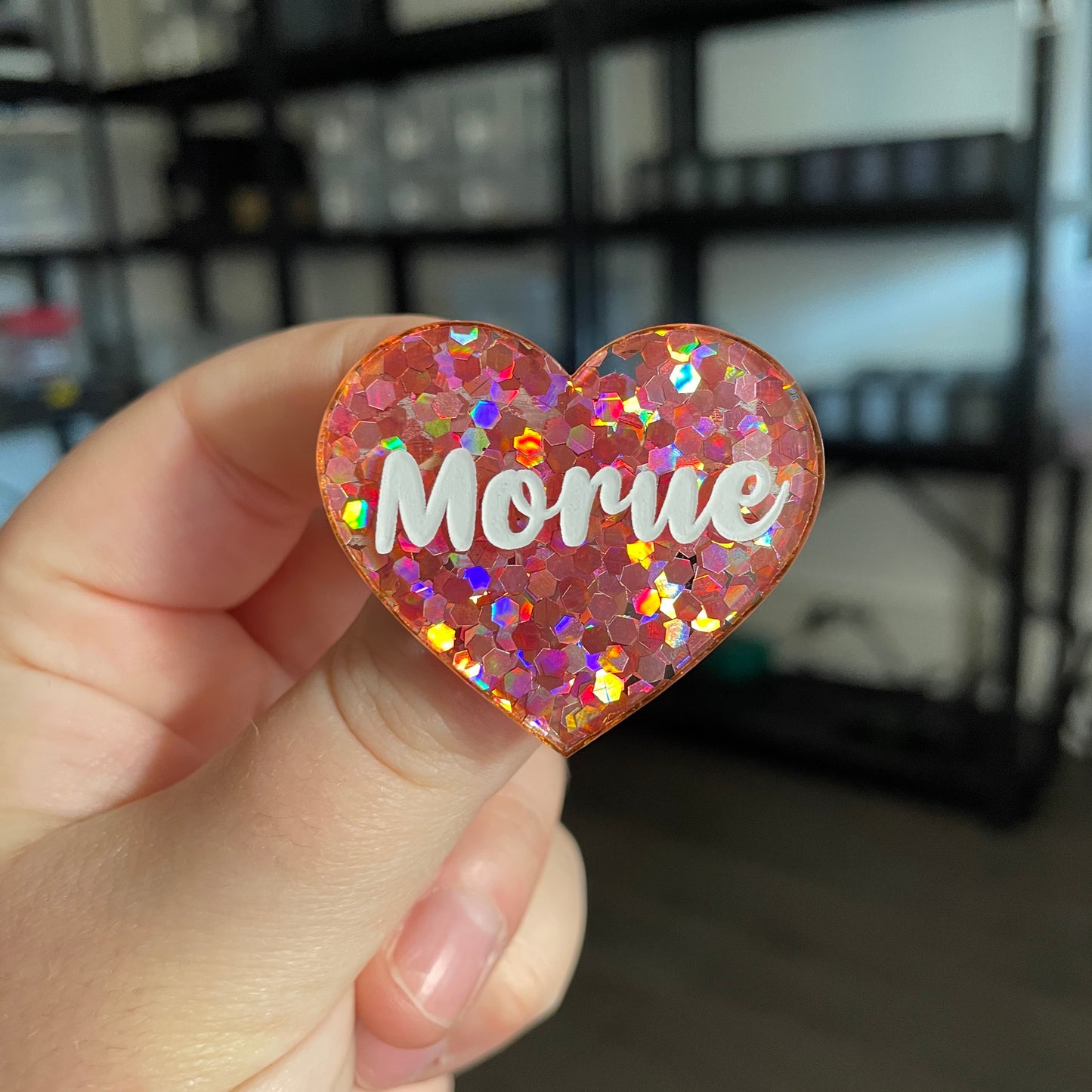 Broche "Morue" en acrylique semi transparente avec des confettis corail