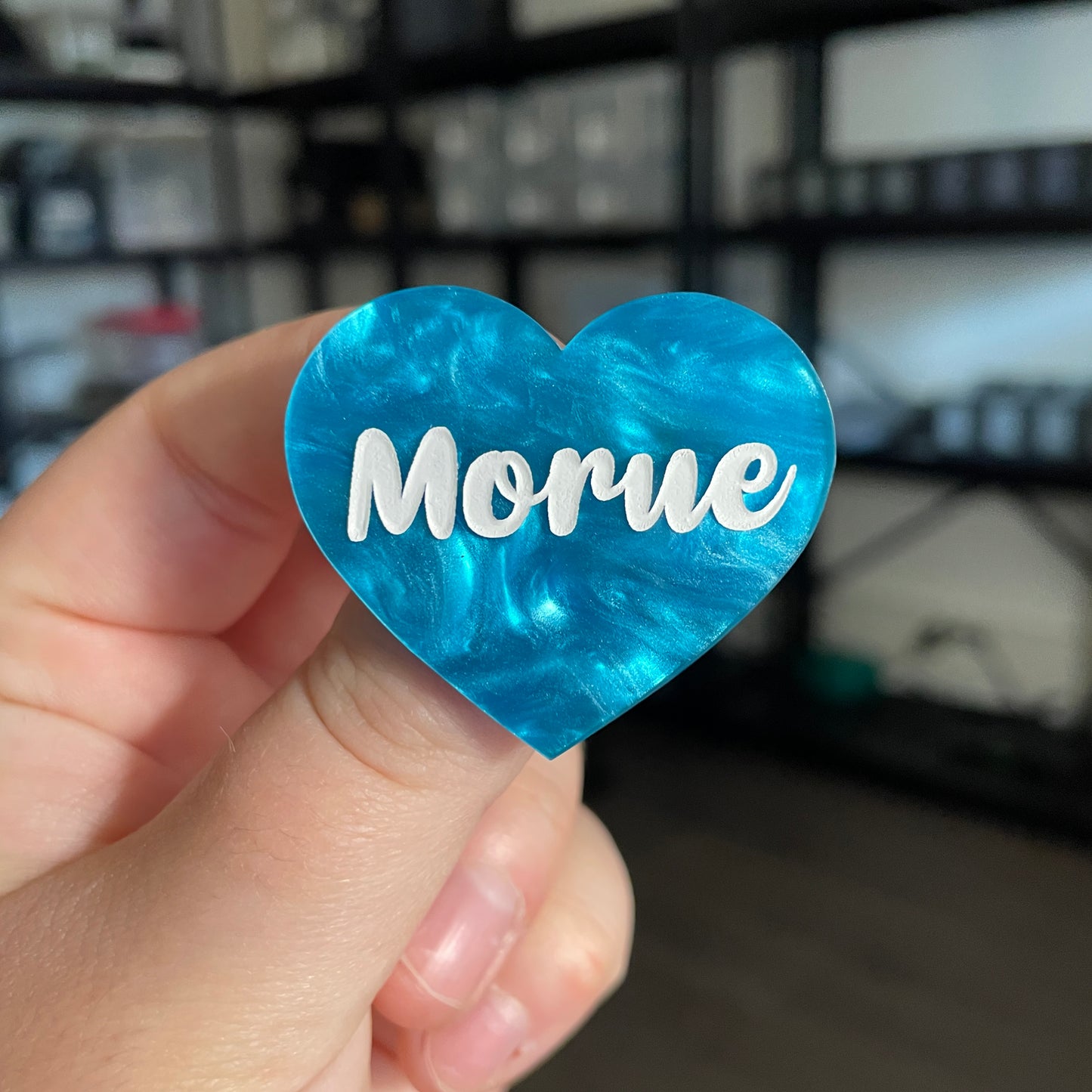 Broche "Morue" en acrylique marbrée bleue