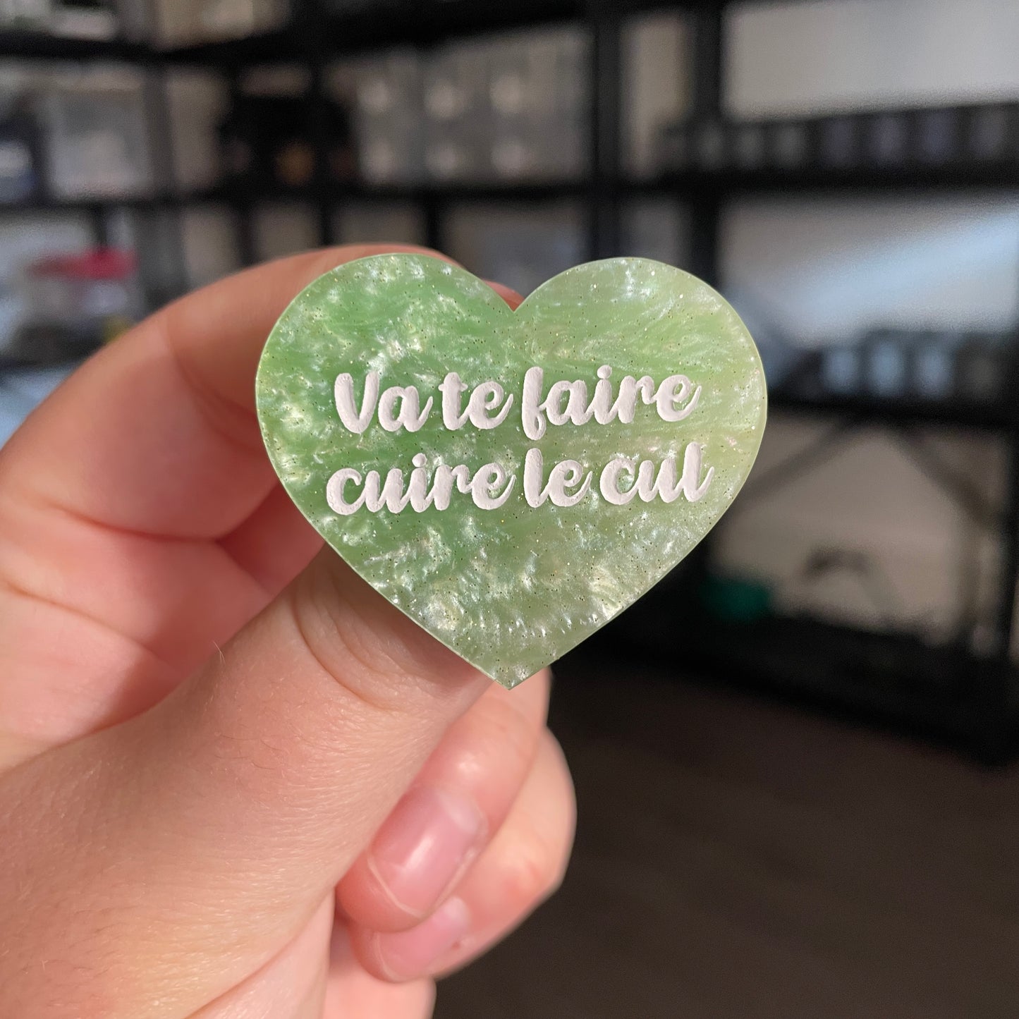 Broche "Va te faire cuire le cul" en acrylique marbrée verte à paillettes