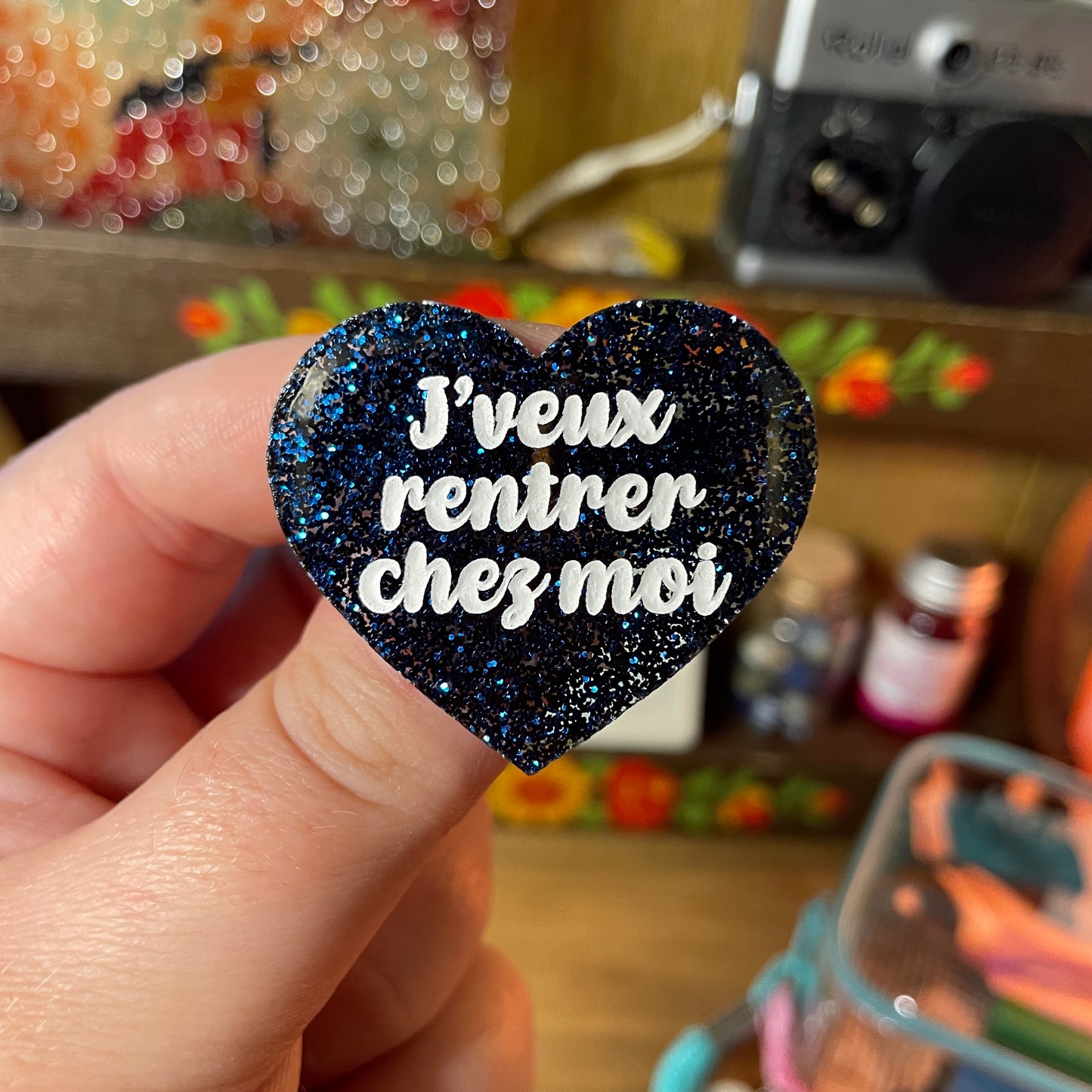 Broche "J'veux rentrer chez moi" en acrylique à paillettes bleues foncées