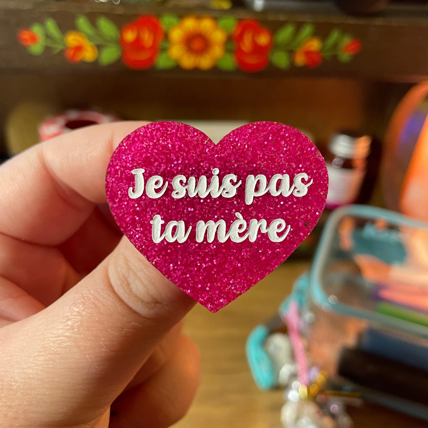 Broche "Je suis pas ta mère" en acrylique à paillettes roses