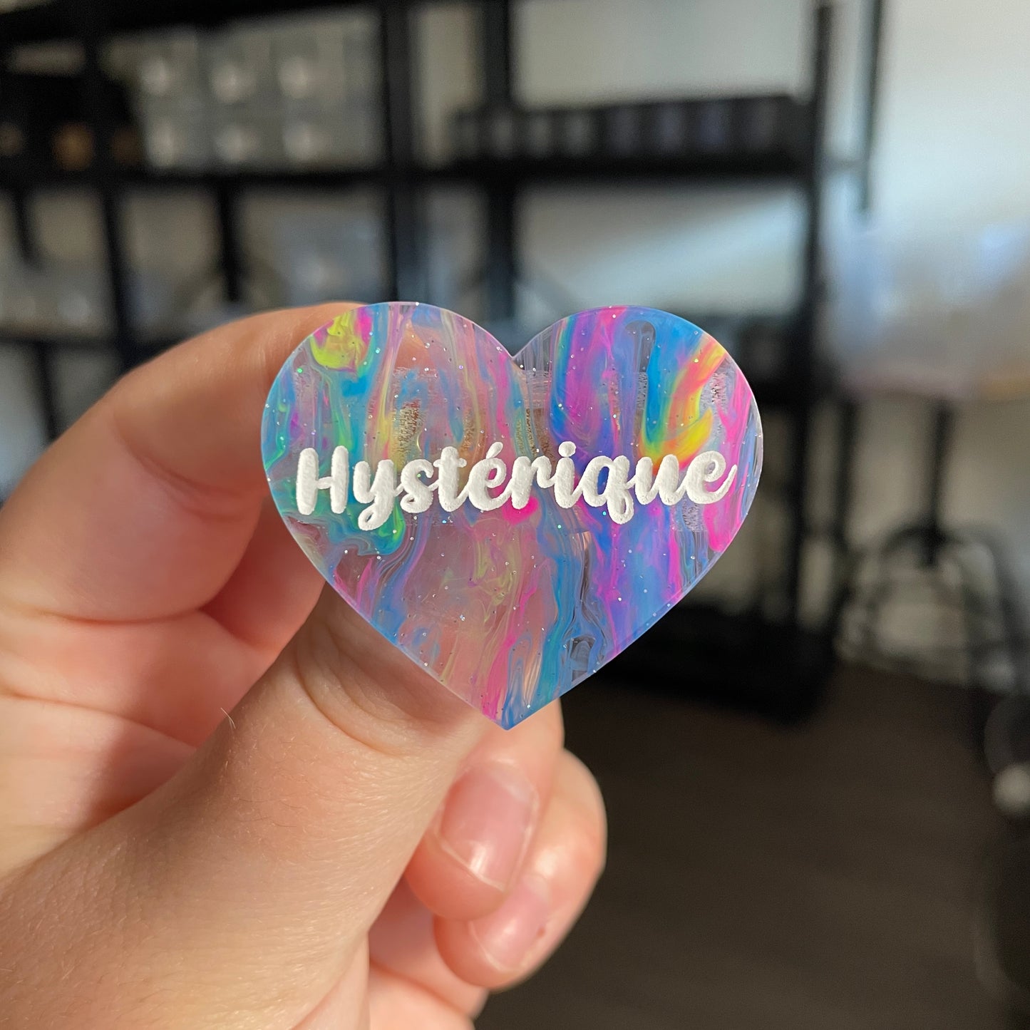 Broche "Hystérique" en acrylique semi transparente marbrée multicolore