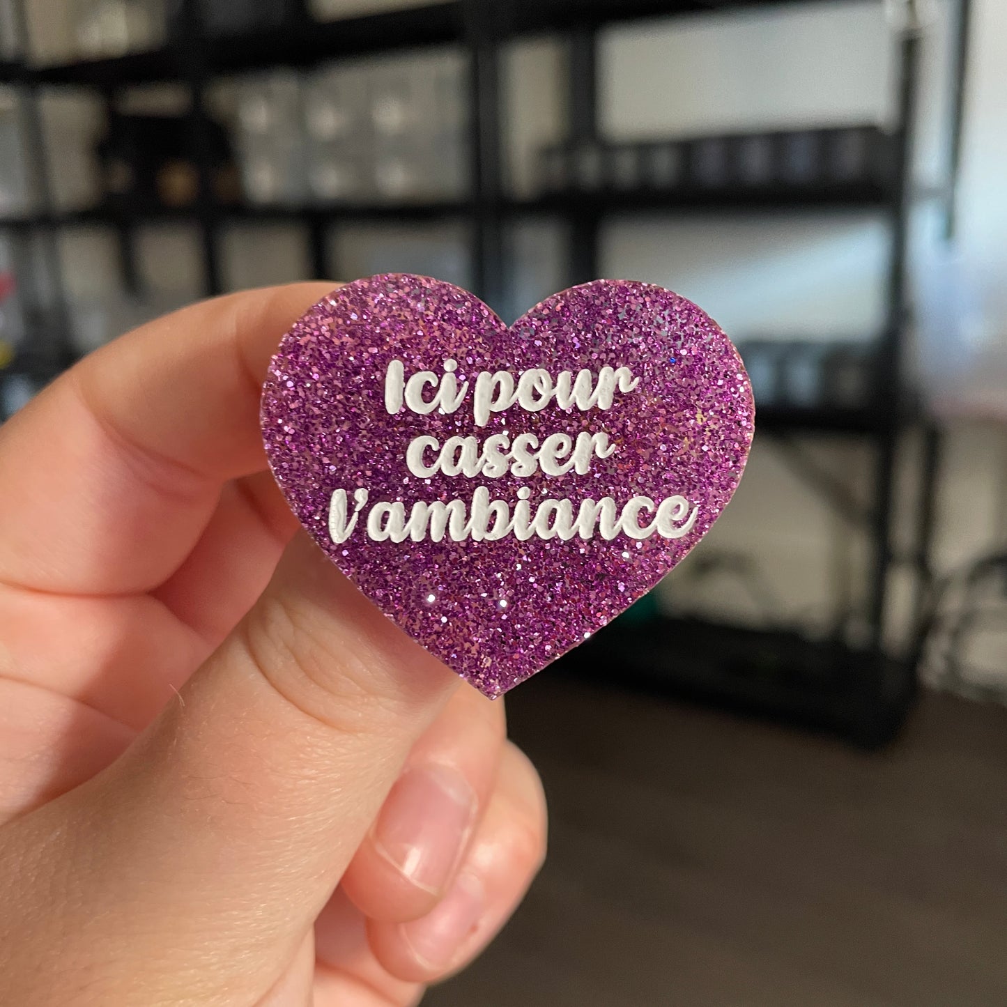 Broche "Ici pour casser l'ambiance" en acrylique à paillettes violettes
