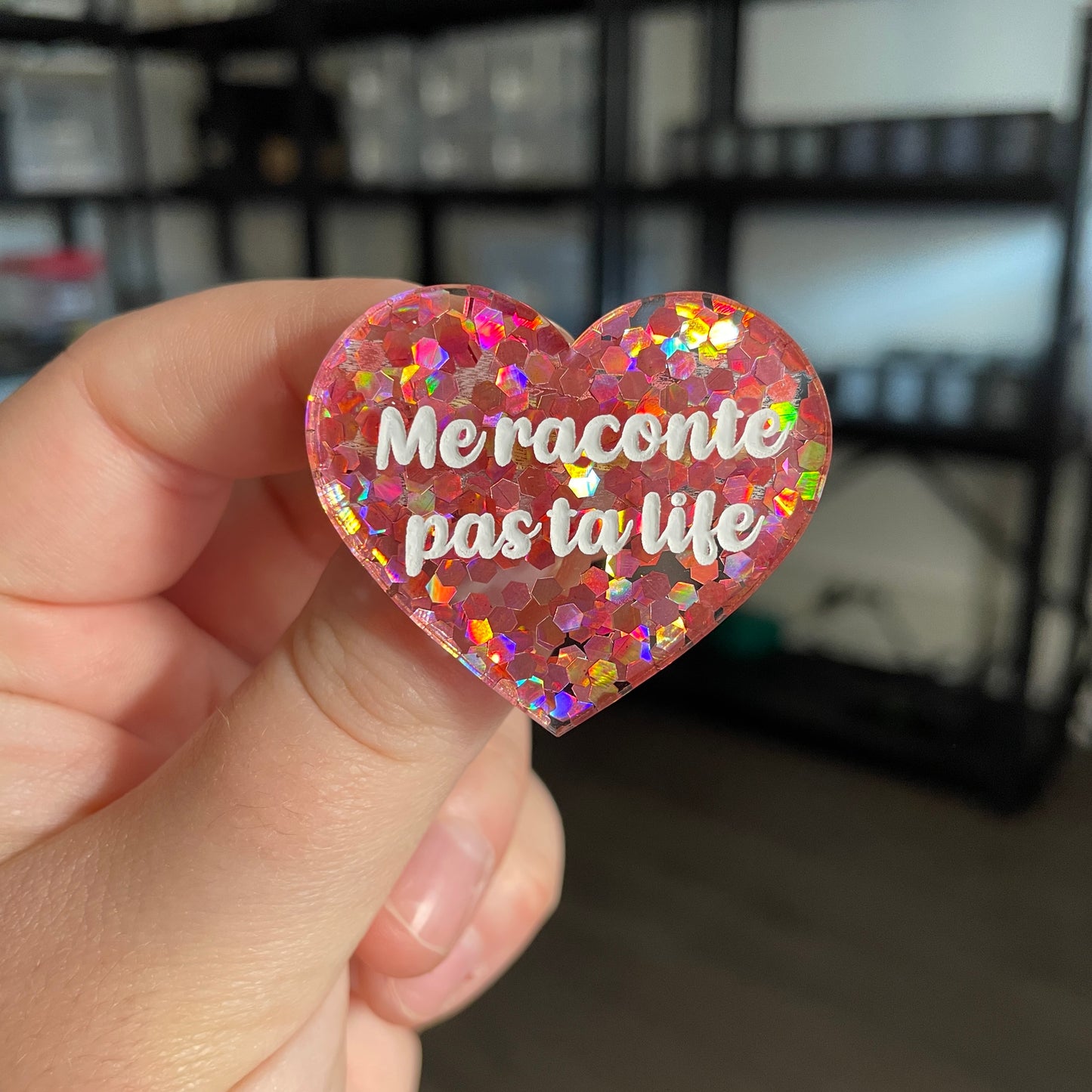 Broche "Me raconte pas ta life" en acrylique semi transparente avec des confettis corail
