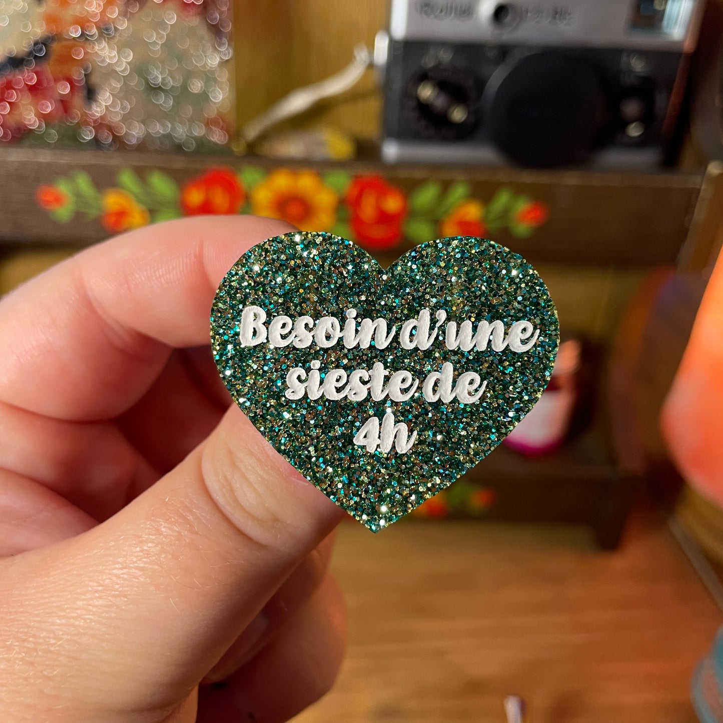 Broche "Besoin d'une sieste de 4h" en acrylique à paillettes vertes