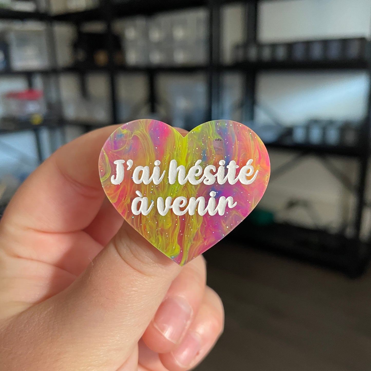 Broche "J'ai hésité à venir" en acrylique semi transparente marbrée multicolore
