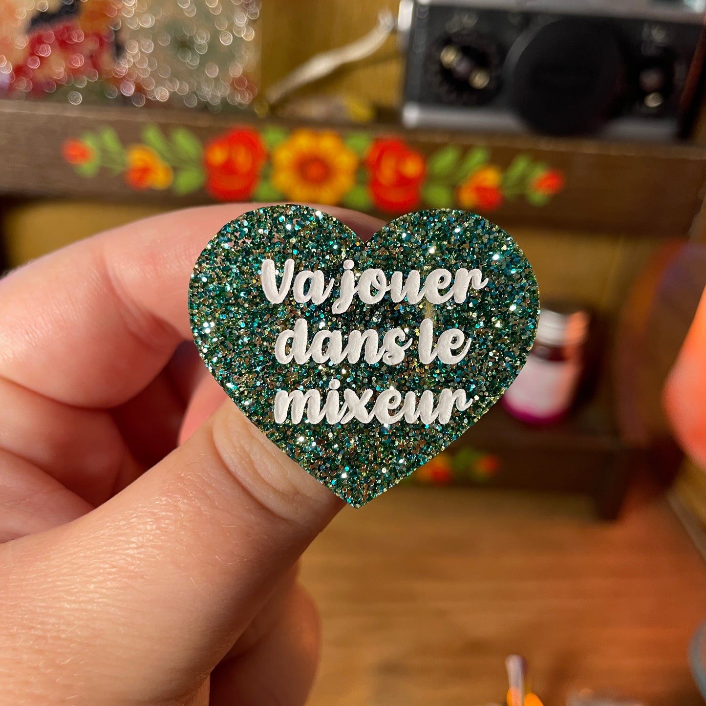 Broche "Va jouer dans le mixeur" en acrylique à paillettes vertes