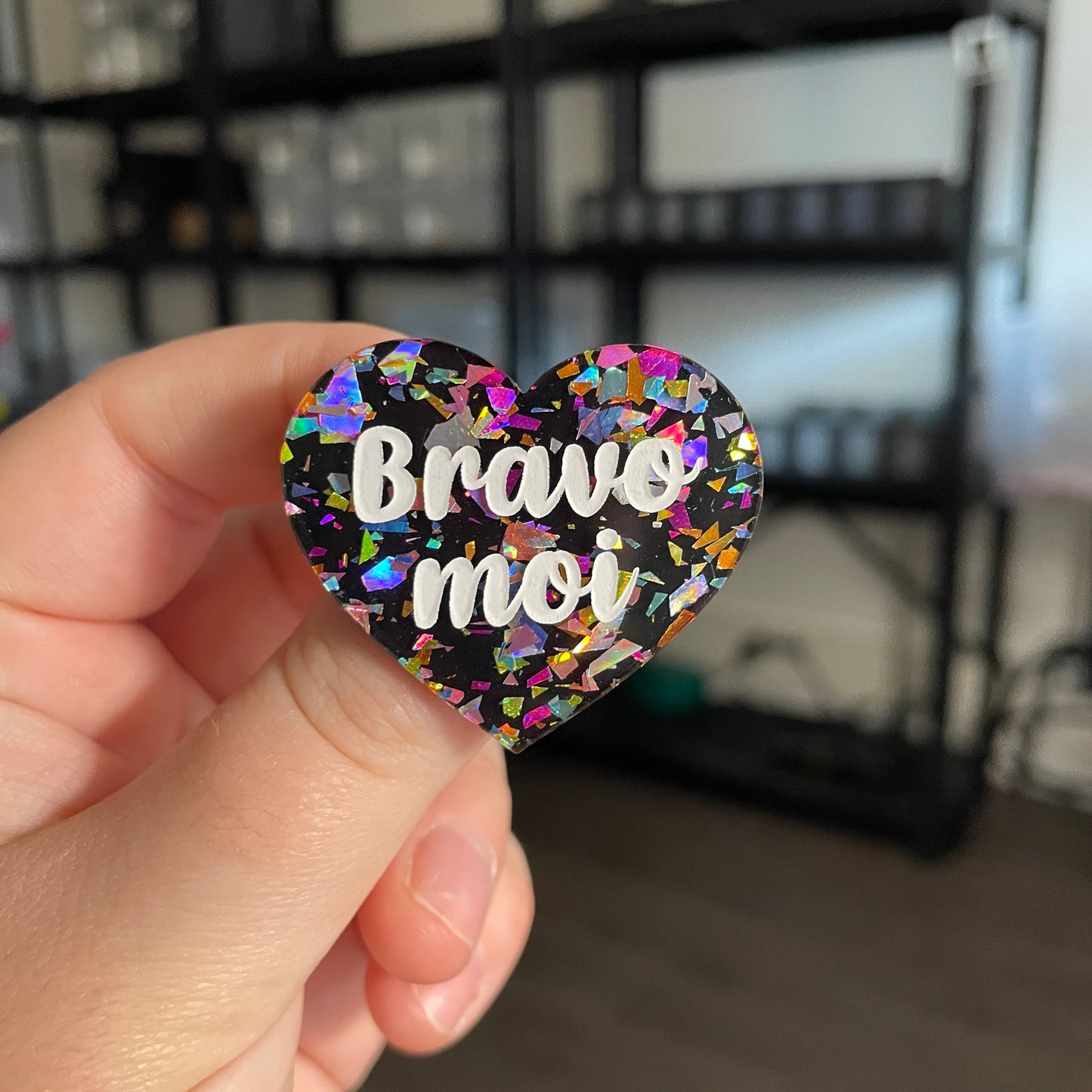 Broche "Bravo moi" en acrylique noire avec des éclats de confettis multicolores