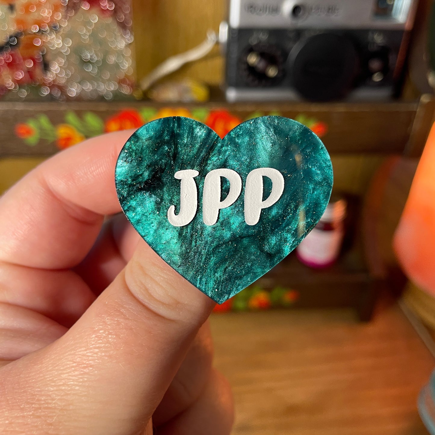 Broche "JPP" en acrylique marbrée verte et noire à paillettes