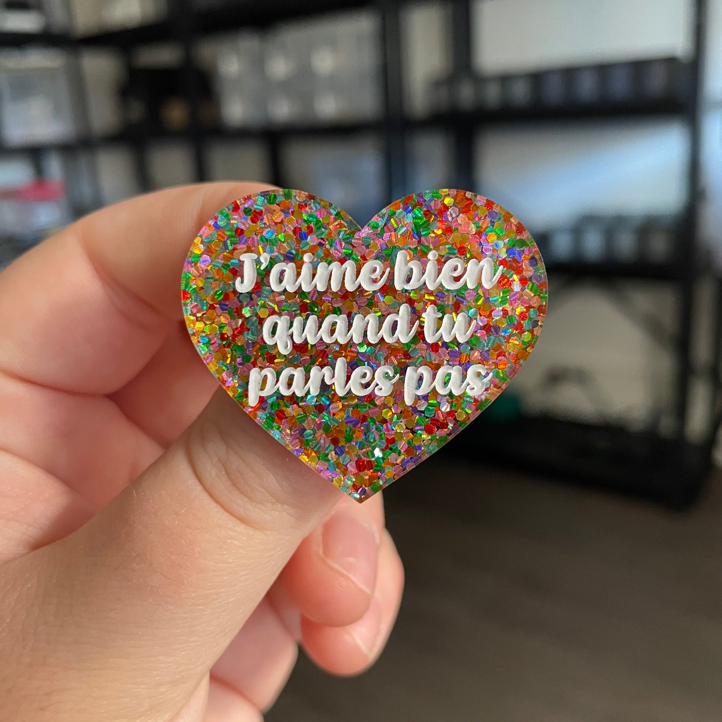 Broche "J'aime bien quand tu parles pas" en acrylique semi transparente avec des pois multicolores