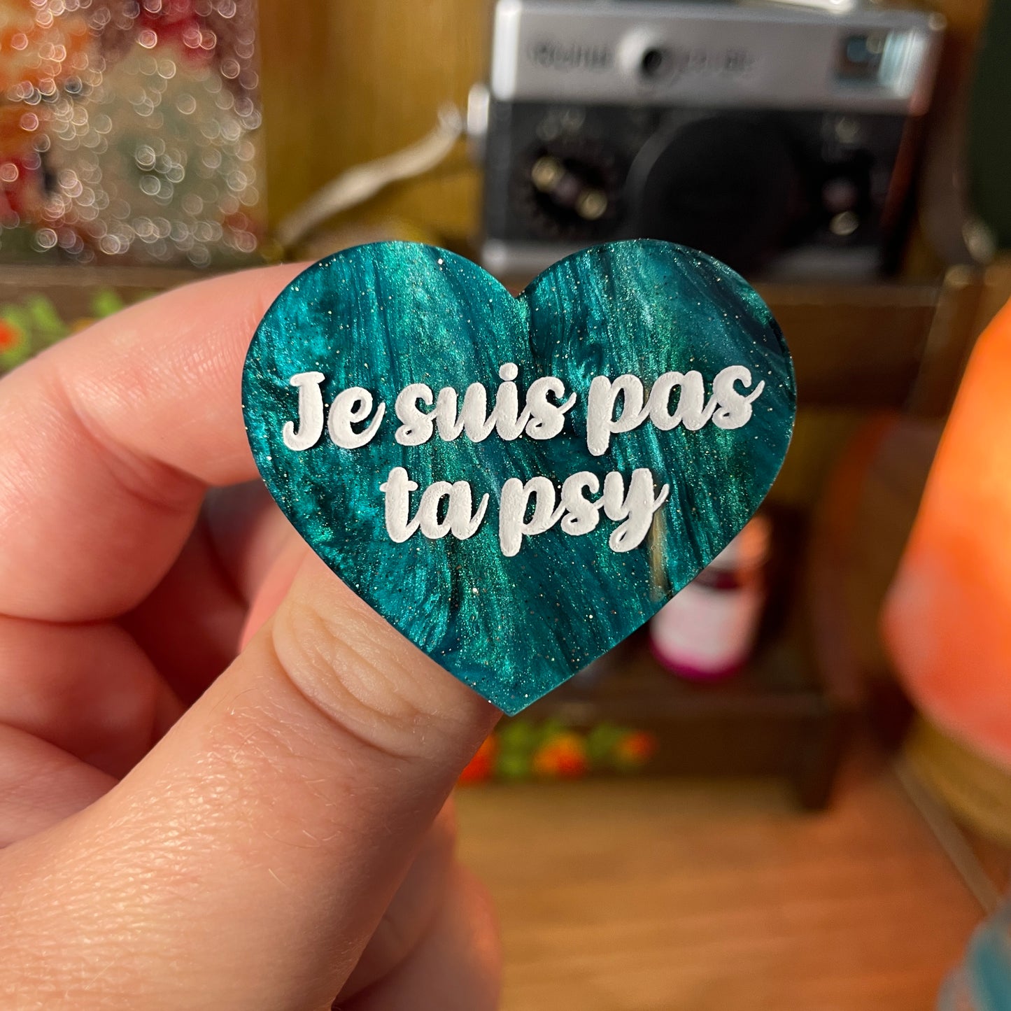 Broche "Je suis pas ta psy" en acrylique marbrée verte et noire à paillettes