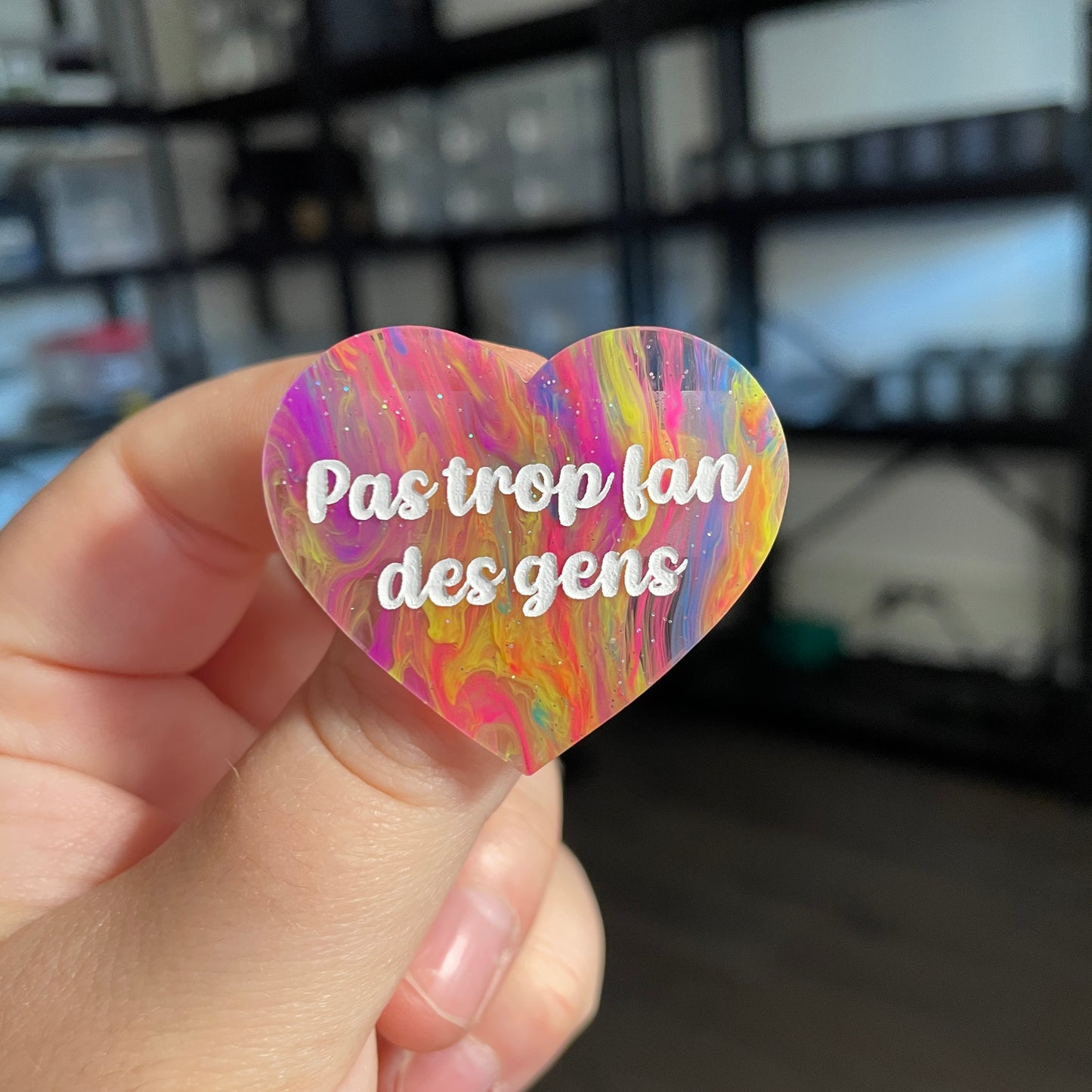 Broche "Pas trop fan des gens" en acrylique semi transparente marbrée multicolore
