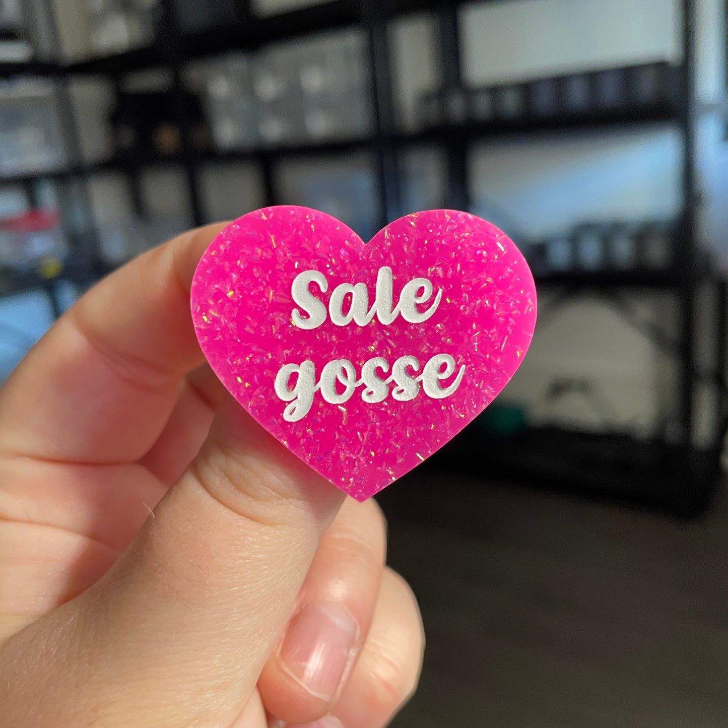 Broche "Sale gosse" en acrylique rose avec des paillettes