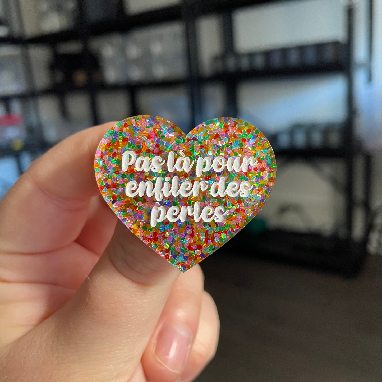 Broche "Pas là pour enfiler des perles" en acrylique semi transparente avec des pois multicolores