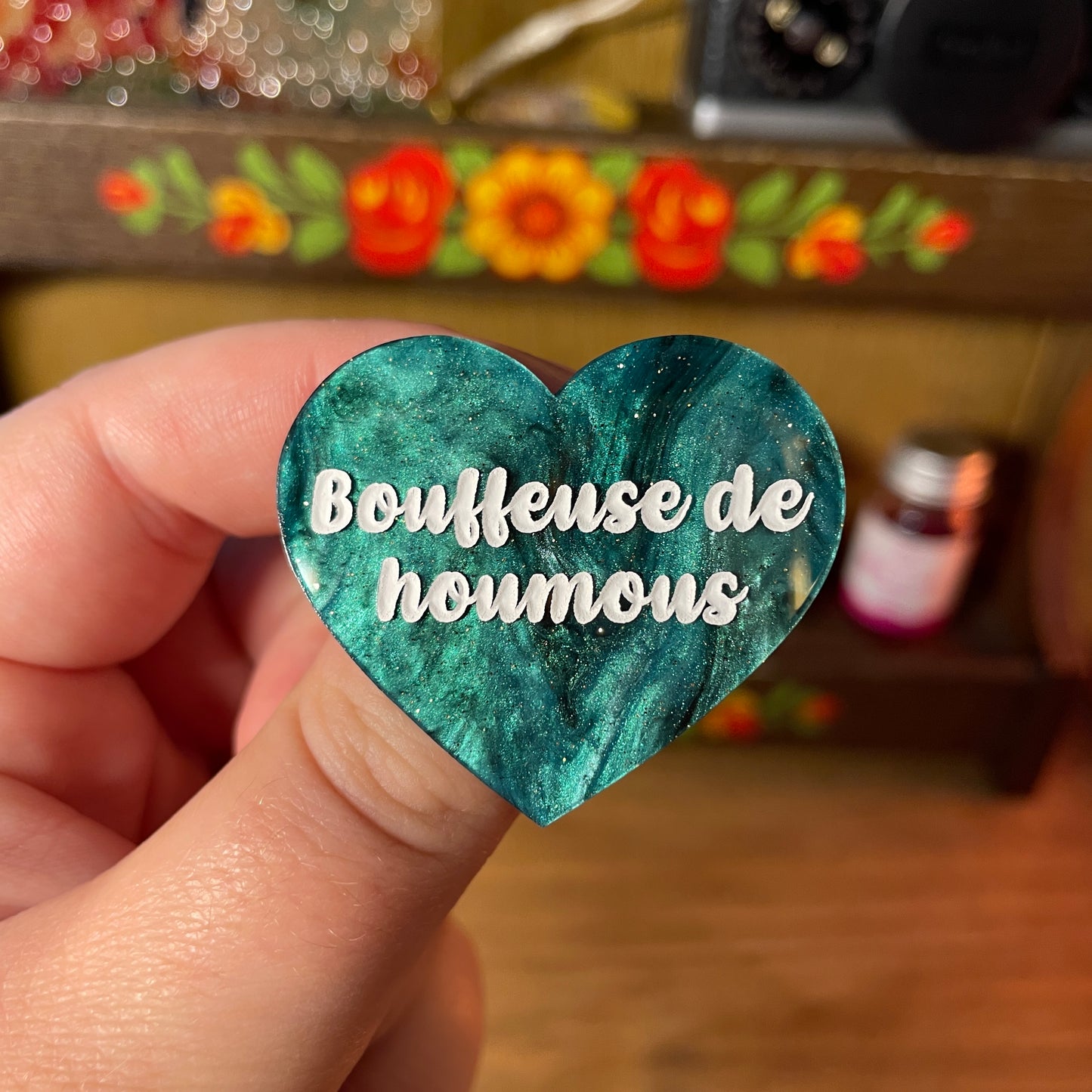 Broche "Bouffeuse de houmous" en acrylique marbrée verte et noire à paillettes