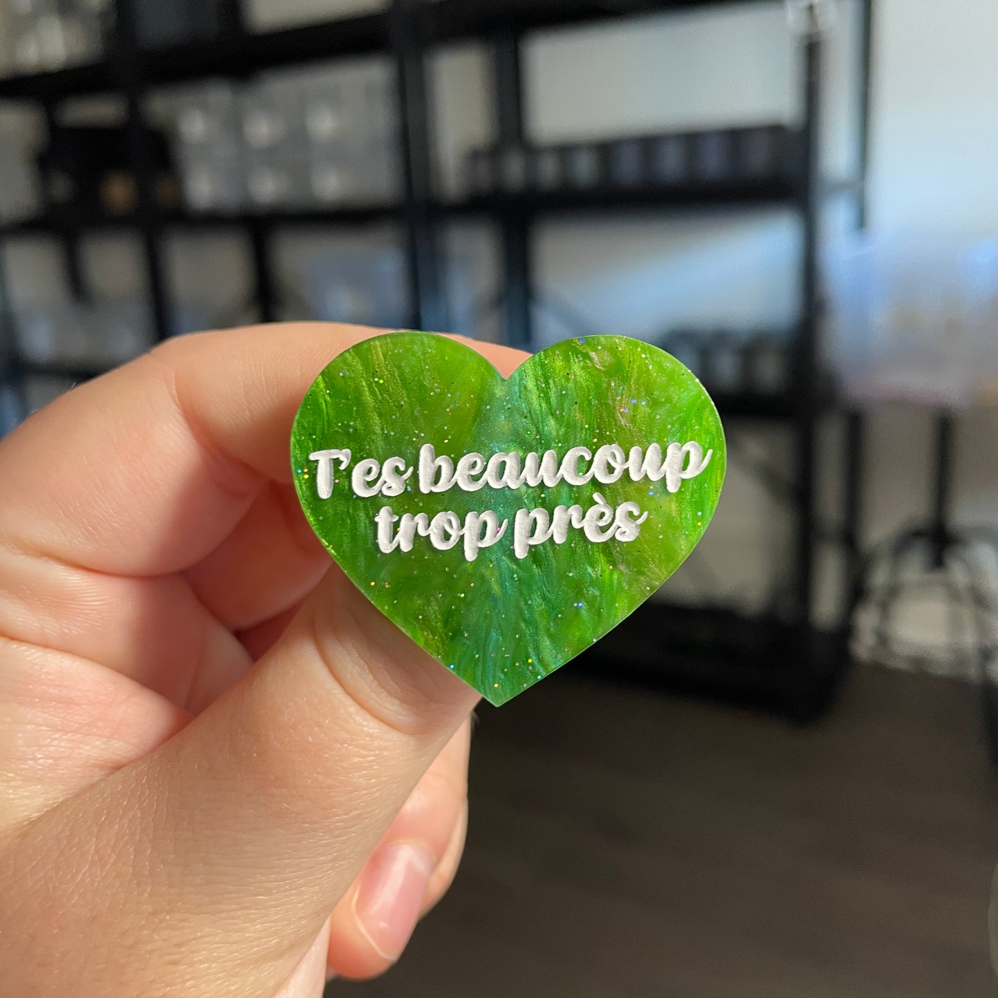 Broche "T'es beaucoup trop près" en acrylique marbrée verte à paillettes