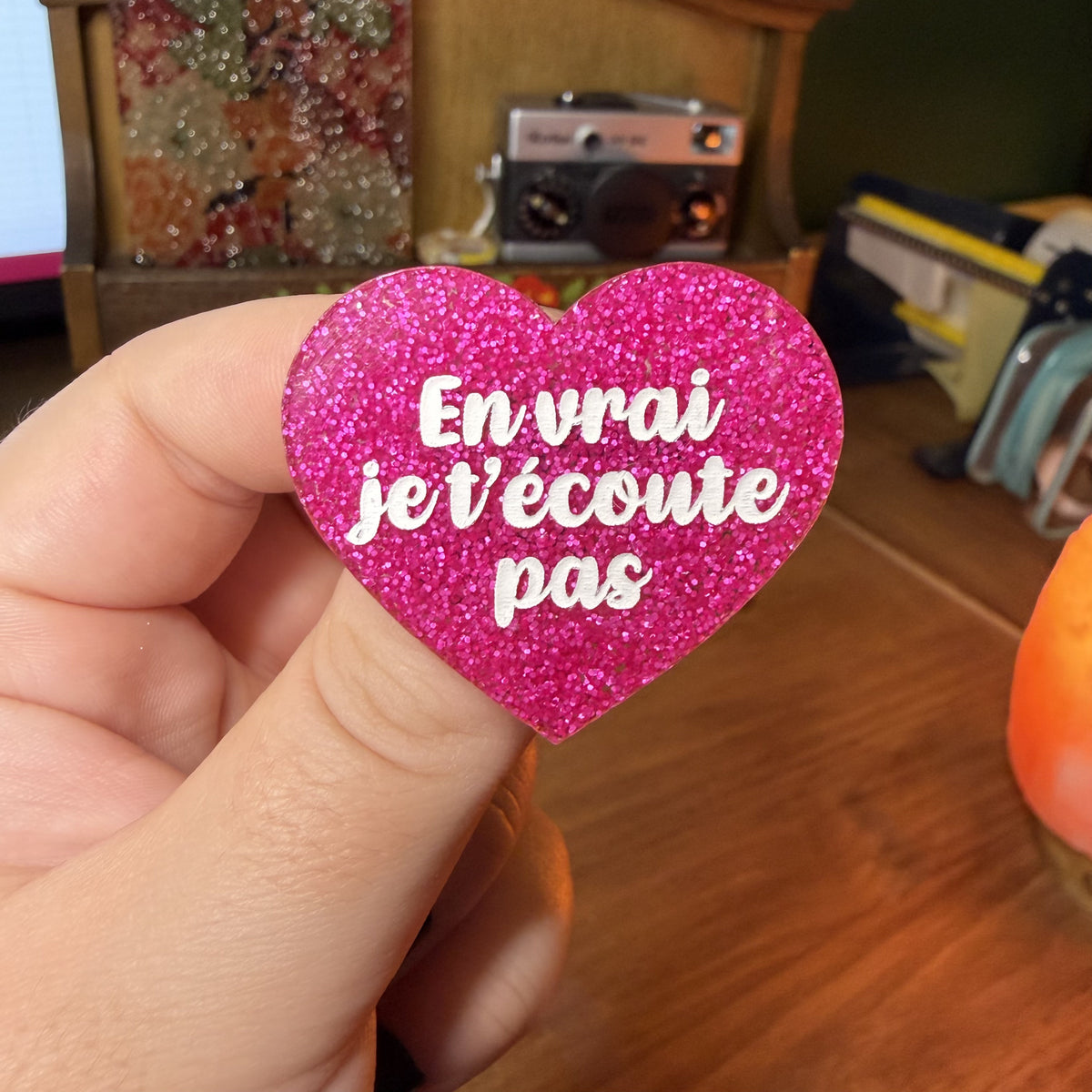 Broche "En vrai je t'écoute pas" en acrylique à paillettes roses
