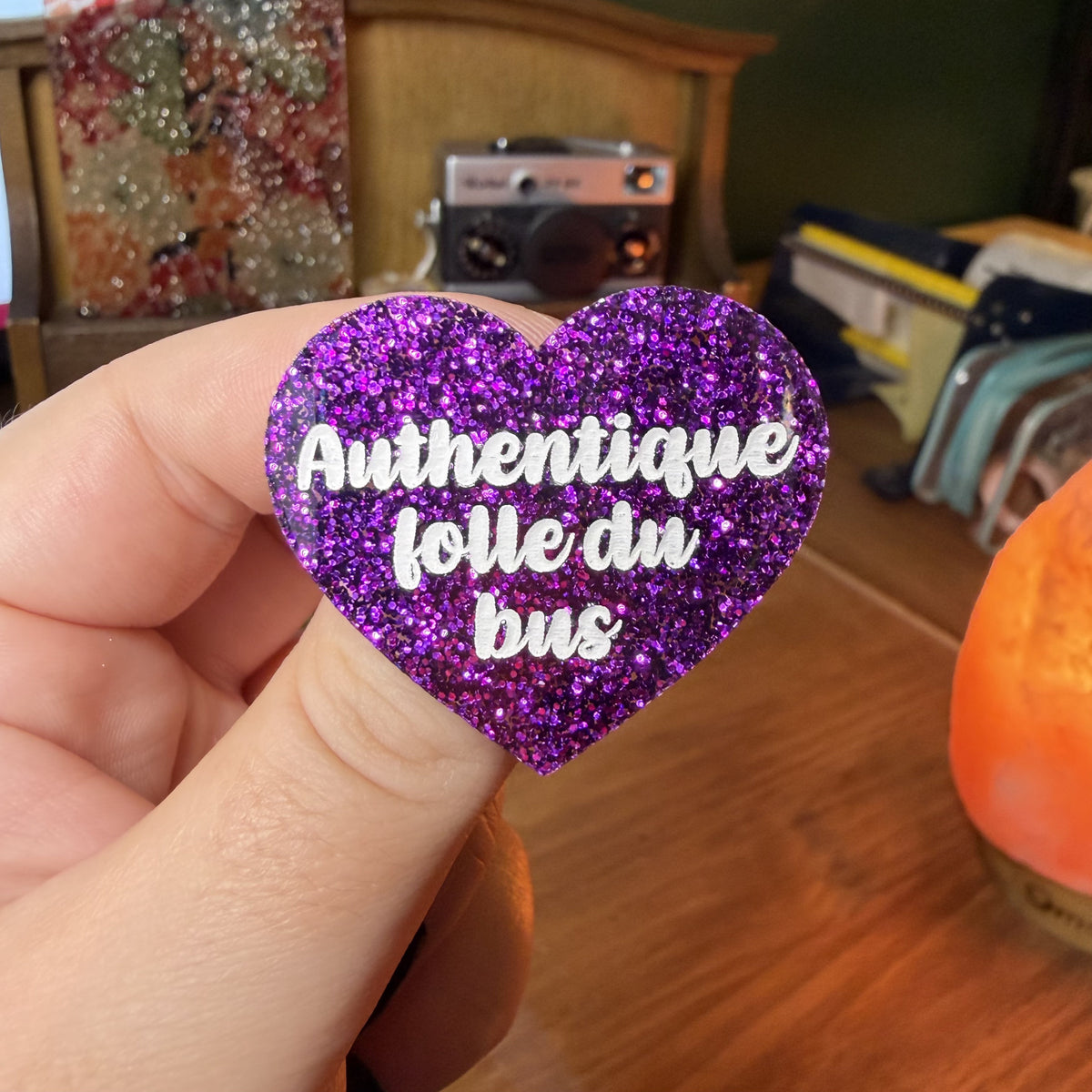 Broche "Authentique folle du bus" en acrylique à paillettes violettes