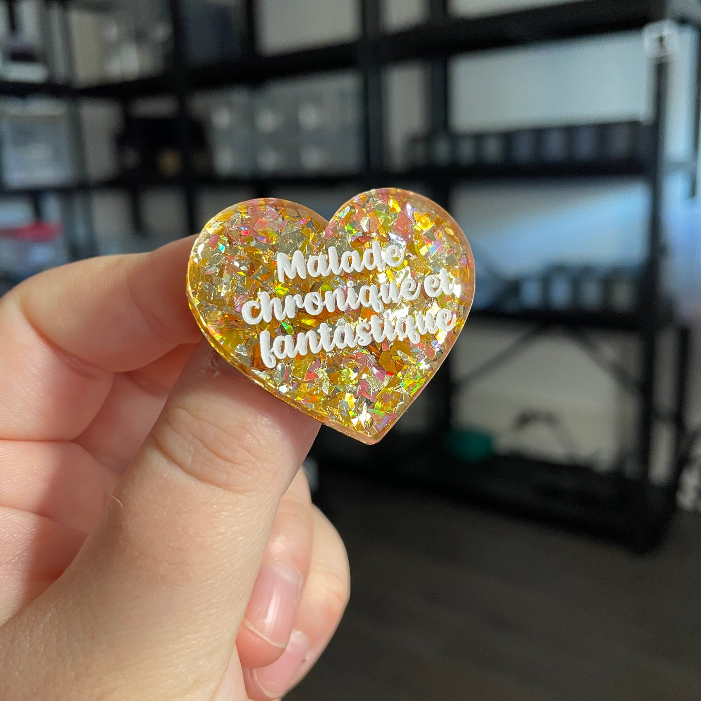 Broche "Malade chronique et fantastique" en acrylique transparente avec des confettis jaunes