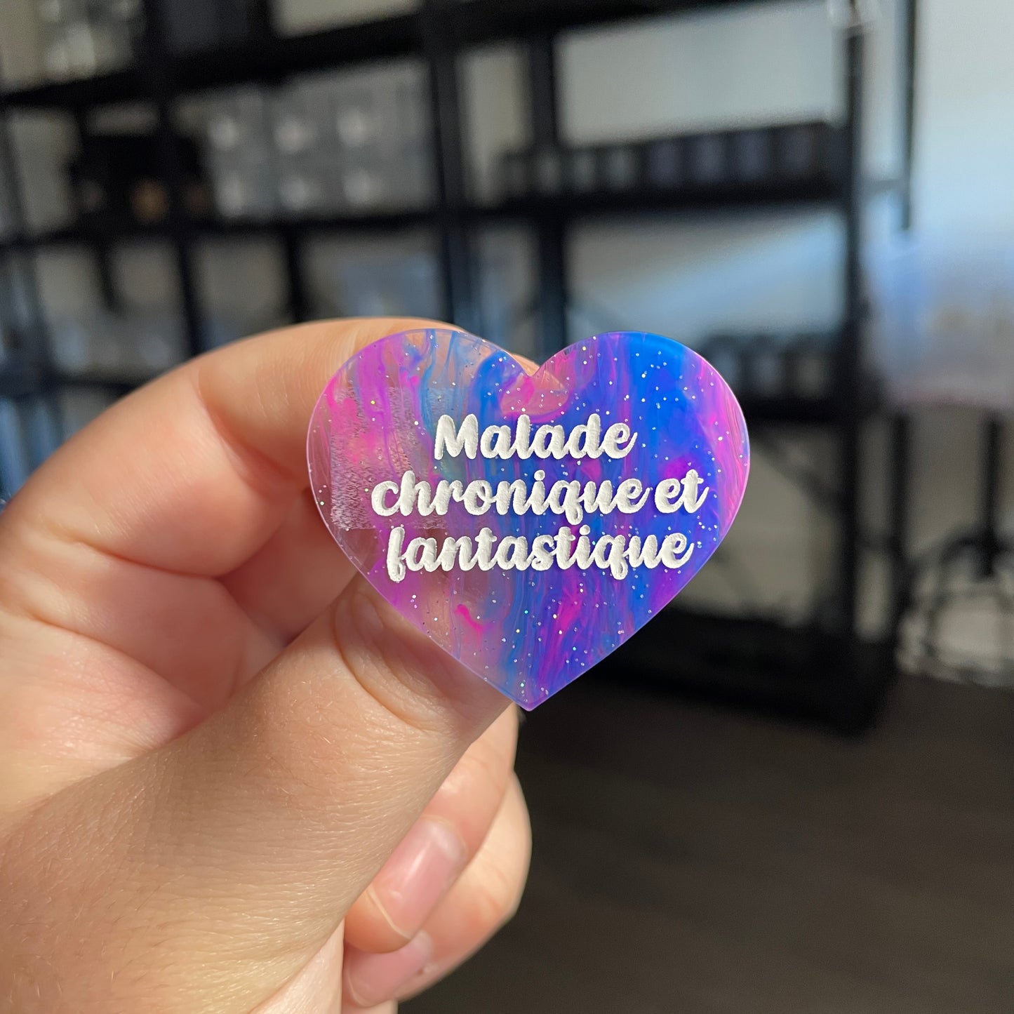 Broche "Malade chronique et fantastique" en acrylique semi transparente marbrée multicolore