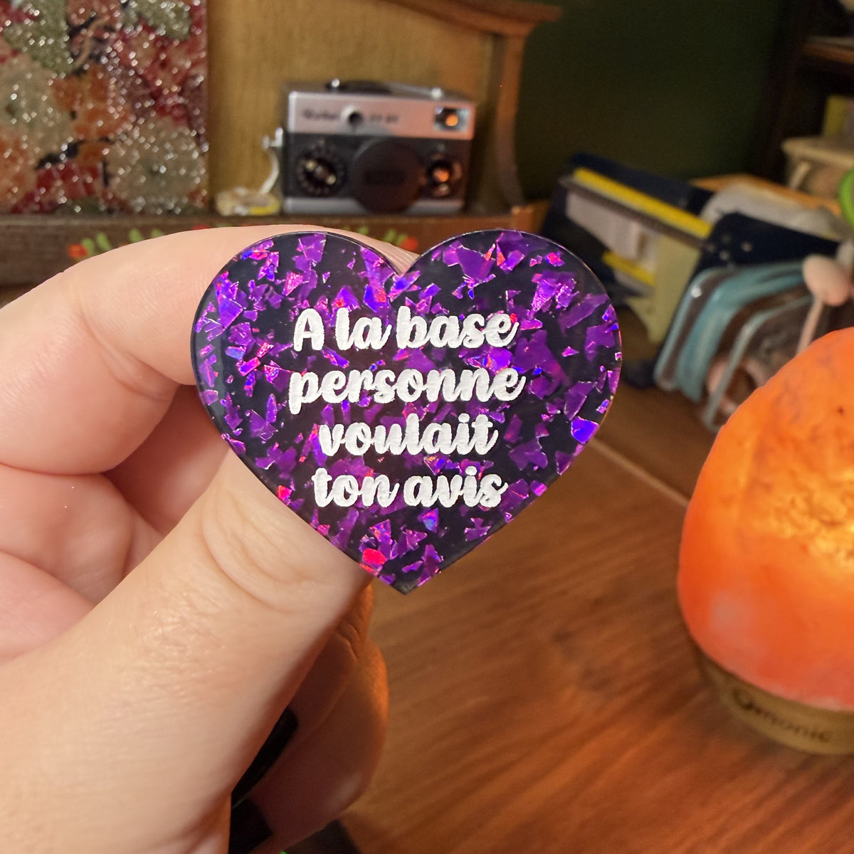 Broche "A la base personne voulait ton avis" en acrylique noire avec des éclats de confettis violets