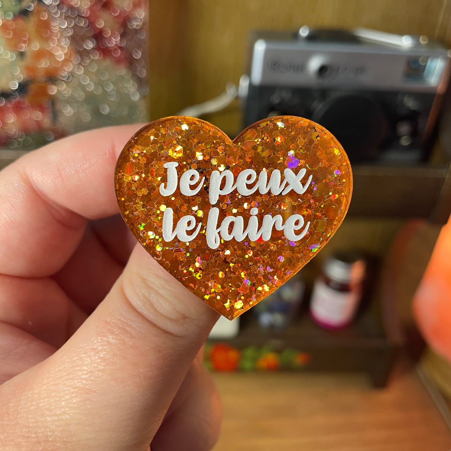 Broche "Je peux le faire" en acrylique semi transparente à paillettes oranges