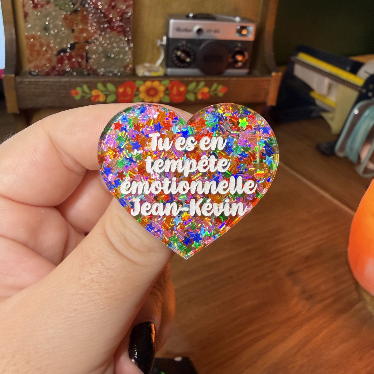 Broche "Tu es en tempête émotionnelle Jean-Kévin" en acrylique semi transparente avec des étoiles multicolores