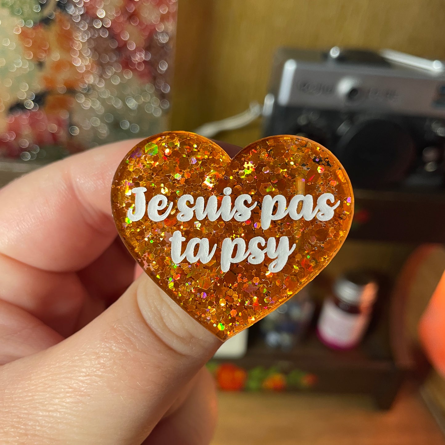 Broche "Je suis pas ta psy" en acrylique semi transparente à paillettes oranges