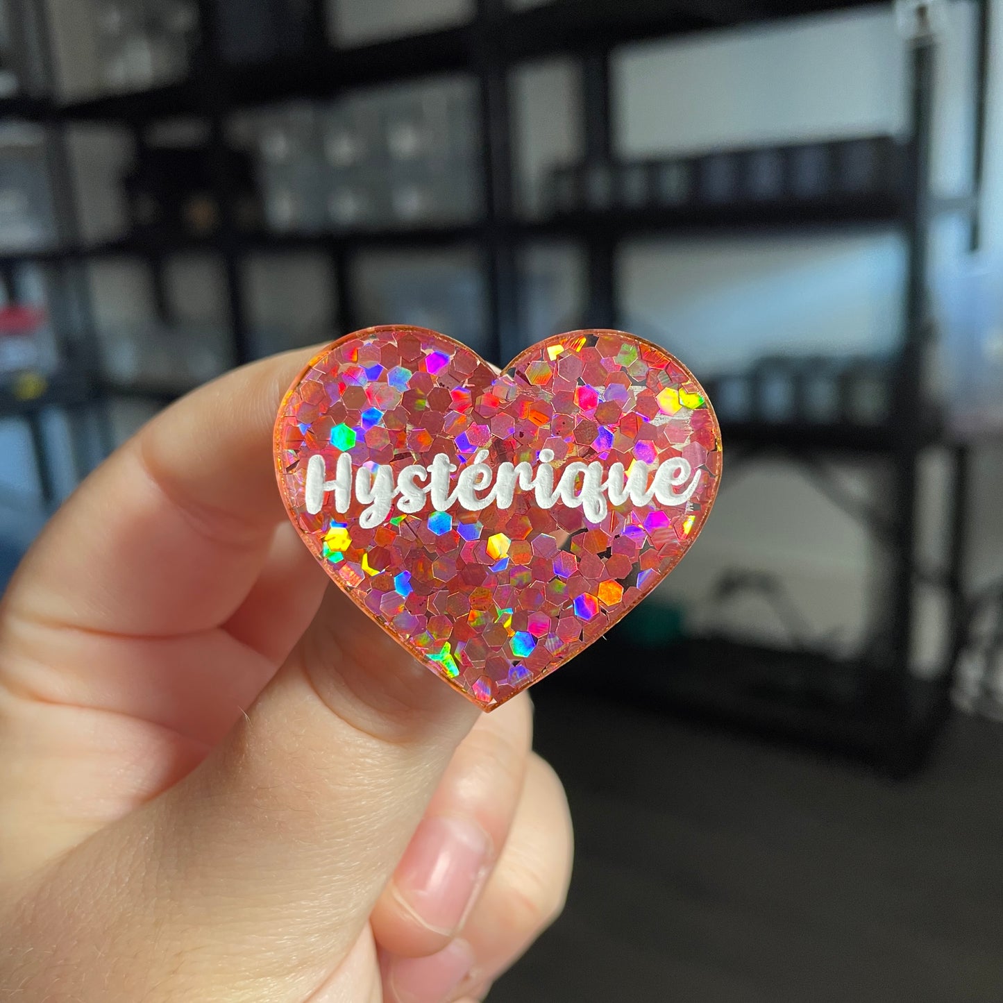 Broche "Hystérique" en acrylique semi transparente avec des confettis corail