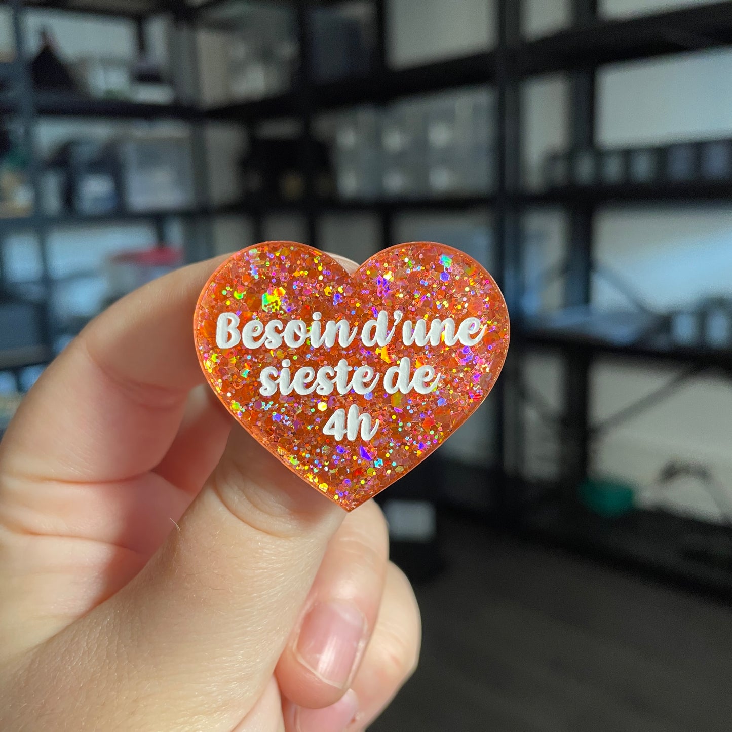 Broche "Besoin d'une sieste de 4h" en acrylique semi transparente avec des paillettes corail