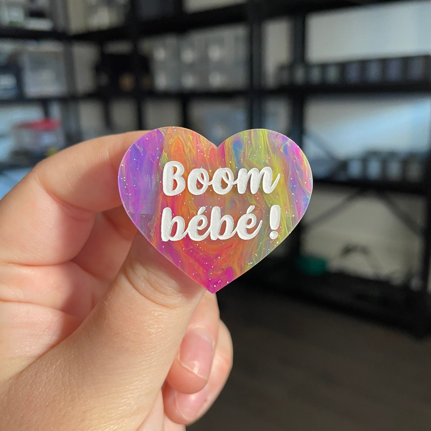 Broche "Boom bébé !" en acrylique semi transparente marbrée multicolore