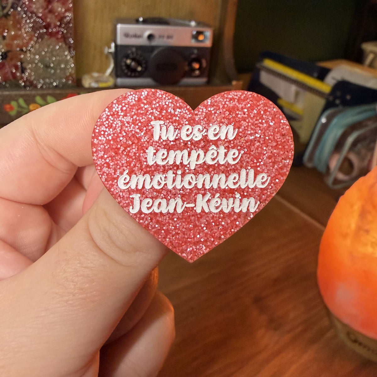 Broche "Tu es en tempête émotionnelle Jean-Kévin" en acrylique à paillettes roses