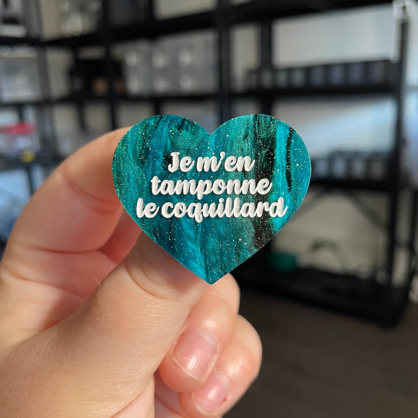 Broche "Je m'en tamponne le coquillard" en acrylique marbrée verte et noire à paillettes
